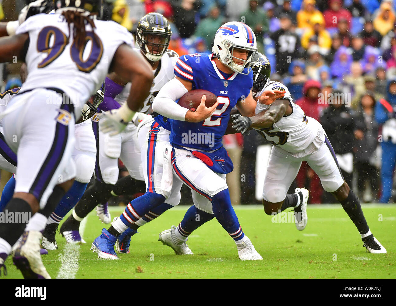 Buffalo Bills quarterback Nathan Peterman (2) ausgeführt wird, bevor sie sich von den Baltimore Ravens im ersten Quartal bei M&T Bank Stadium in Baltimore, Maryland am 9. September 2018 entlassen. Foto von Kevin Dietsch/UPI Stockfoto