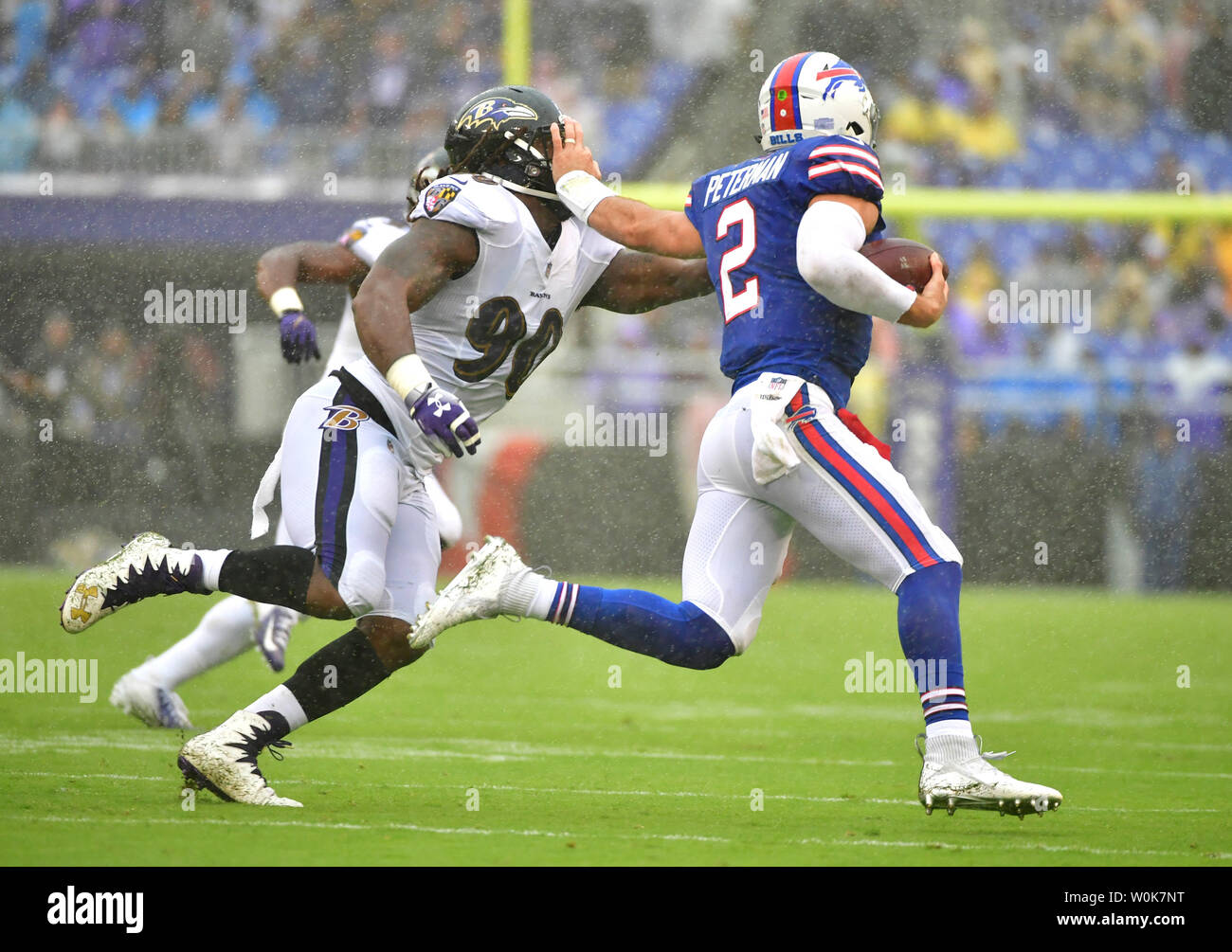 Buffalo Bills quarterback Nathan Peterman (2) steif arme Baltimore Ravens linebacker Za 'Darius Smith (90) als Er hetzt im zweiten Quartal bei M&T Bank Stadium in Baltimore, Maryland am 9. September 2018. Foto von Kevin Dietsch/UPI Stockfoto