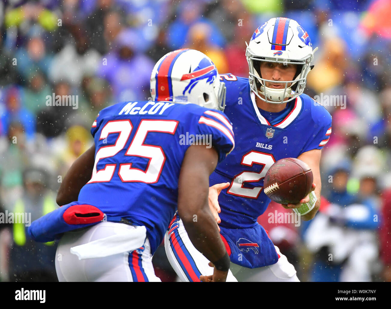 Buffalo Bills quarterback Nathan Peterman (2) Hände weg zu laufen zurück LeSean McCoy (25) Im zweiten Quartal bei M&T Bank Stadium in Baltimore, Maryland am 9. September 2018. Foto von Kevin Dietsch/UPI Stockfoto