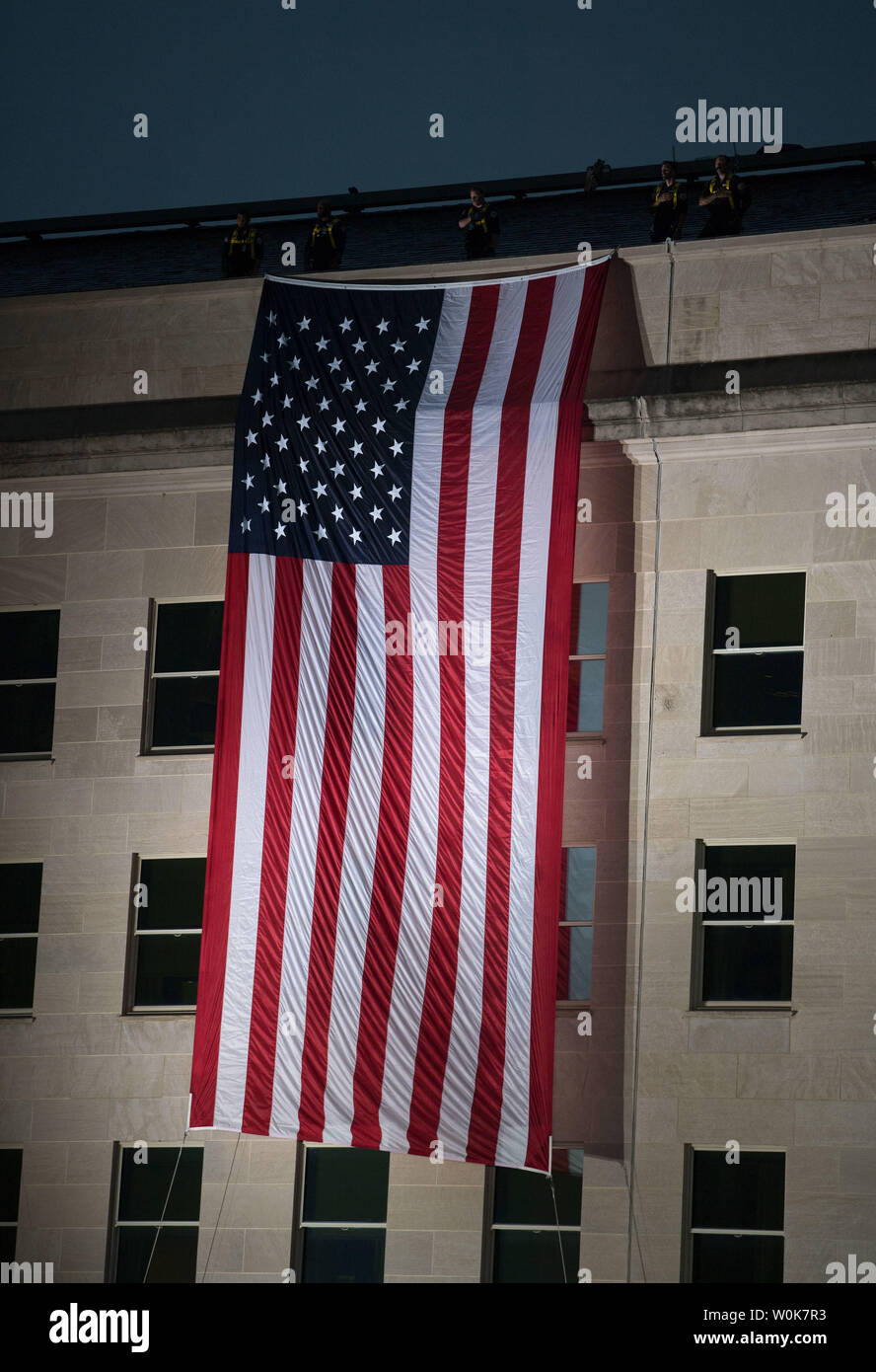 Eine amerikanische Flagge entrollt ist auf der Seite des Pentagon an der Stelle des am 11. September 2001 Terroranschlag, Arlington, Virginia, 11. September 2018. Heute ist das Land beobachtet den 17. Jahrestag der Anschläge, in dem vier Verkehrsflugzeuge in Selbstmordattentate auf das World Trade Center Türme entführt wurden und, das Pentagon und das vierte Absturz in Shanksville in Pennsylvania, 2996 Menschen getötet wurden. Foto von Kevin Dietsch/UPI Stockfoto