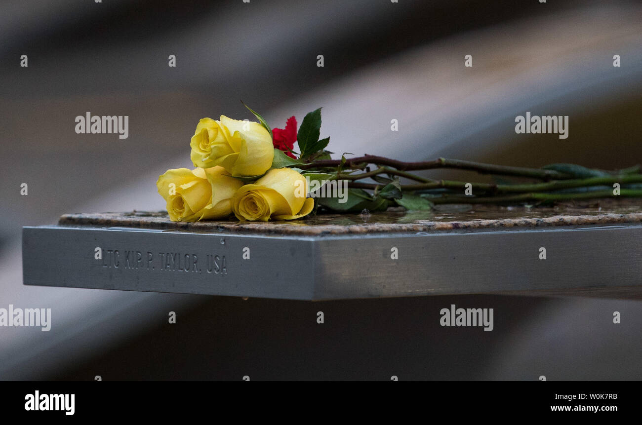 Blumen sind auf nationaler 9/11 Pentagon Memorial am Ort des 11. September gesehen, 2001 Terroranschlag, Arlington, Virginia, 11. September 2018. Heute ist das Land beobachtet den 17. Jahrestag der Anschläge, in dem vier Verkehrsflugzeuge in Selbstmordattentate auf das World Trade Center Türme entführt wurden und, das Pentagon und das vierte Absturz in Shanksville in Pennsylvania, 2996 Menschen getötet wurden. Foto von Kevin Dietsch/UPI Stockfoto