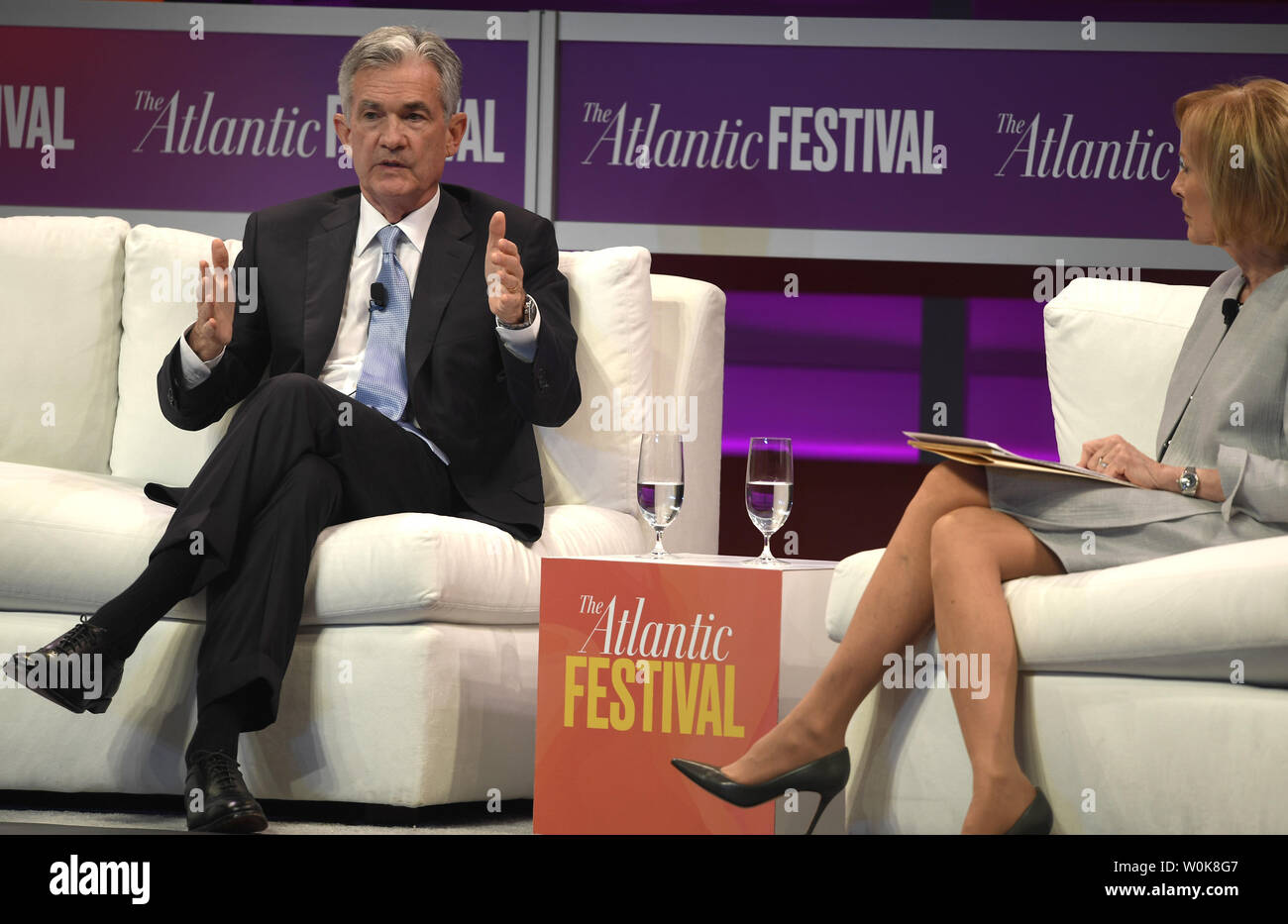 Federal Reserve Board Vorsitzender Jerome Powell (L) macht Anmerkungen während einem Gespräch mit PBS-TV-Redakteur Judy Woodruff, am Atlantik Festival, Oktober 3, 2018, in Washington, DC. Powell ausgeprägt die US-Wirtschaft stark, mit niedriger Inflation und Arbeitslosigkeit für die absehbare Zukunft. Foto von Mike Theiler/UPI Stockfoto