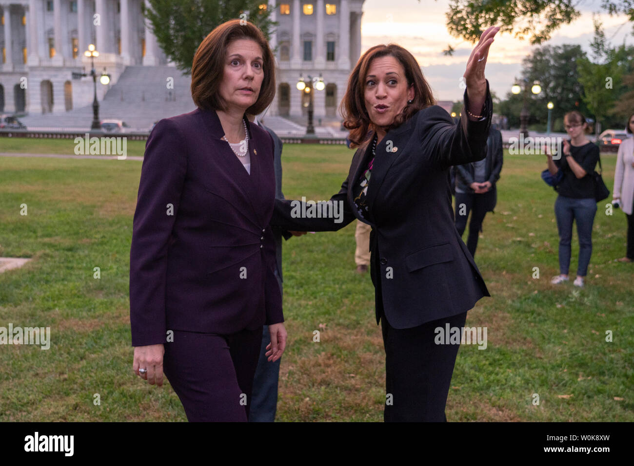 Us-Senator Catherine Cortez Masto (D-NV), Links, spricht mit Sen Kamala Harris (D-CA), rechts, bevor Sie mit Demonstranten auf einer Kundgebung gegen Supreme Court nominee Richter Brett Kavanaugh auf dem Capitol Hill in Washington, D.C. am 4. Oktober 2018. Foto von Ken Cedeño/UPI Stockfoto