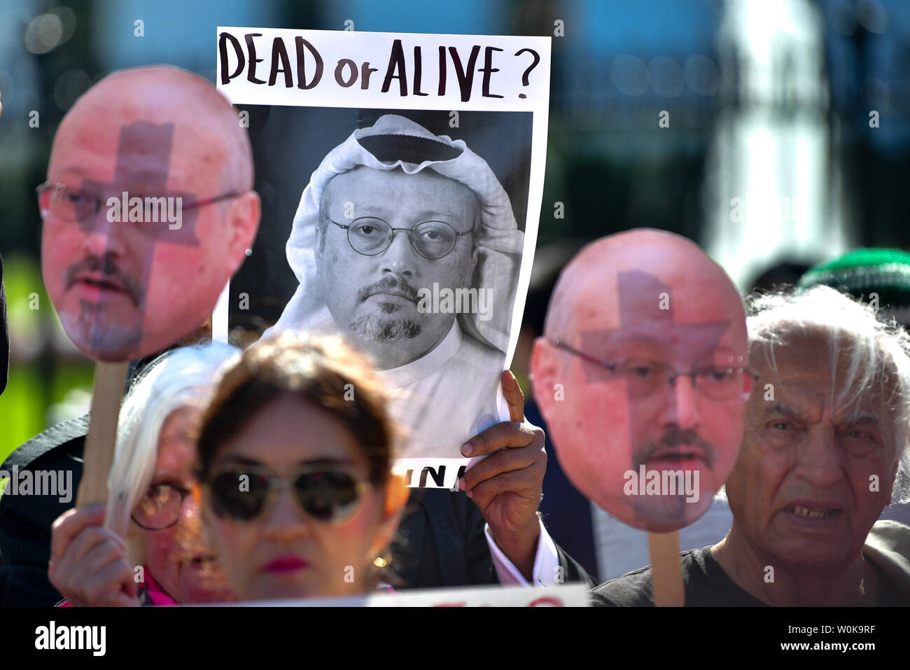 Die Demonstranten mit der Aktivist Gruppe Code Pink demonstrieren vor dem Weißen Haus die Aufmerksamkeit auf das Verschwinden der saudi-arabischen Journalist Jamal Khashoggi, in Washington, D.C. am 19. Oktober 2018 zu nennen. Khashoggi hat nach einem Treffen mit dem saudischen Konsulat in Istanbul verschwunden. Foto von Kevin Dietsch/UPI Stockfoto