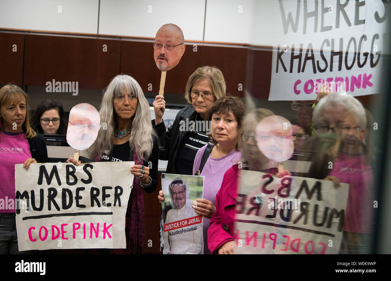 Mitglieder der Aktivist Gruppe Code Pink das Amt des Senator Jack Reed, D-RI, da sie Protest US-Waffenverkäufe an Saudi-Arabien und die US-Beteiligung in der saudi-geführten Krieg im Jemen, in der Hart Senate Office Building auf dem Capitol Hill in Washington, D.C. am 22. Oktober 2018. Dieser Protest ist in der Folge des angeblichen Saudi Tötung der Kolumnist der Washington Post Jamal Khashoggi innerhalb des saudischen Konsulat in Istanbul. Foto von Kevin Dietsch/UPI Stockfoto