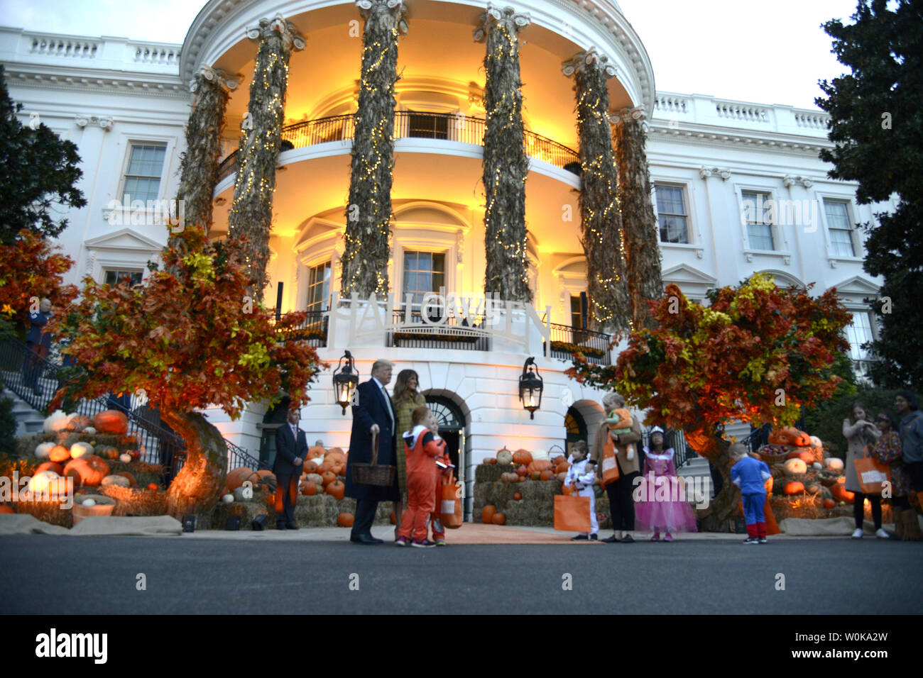 Präsident Donald Trump und First Lady Melania Trump willkommen Trick-or-Treaters zum Weißen Haus für Halloween feiern, Oktober 28, 2018, in Washington, DC. Foto von Mike Theiler/UPI Stockfoto