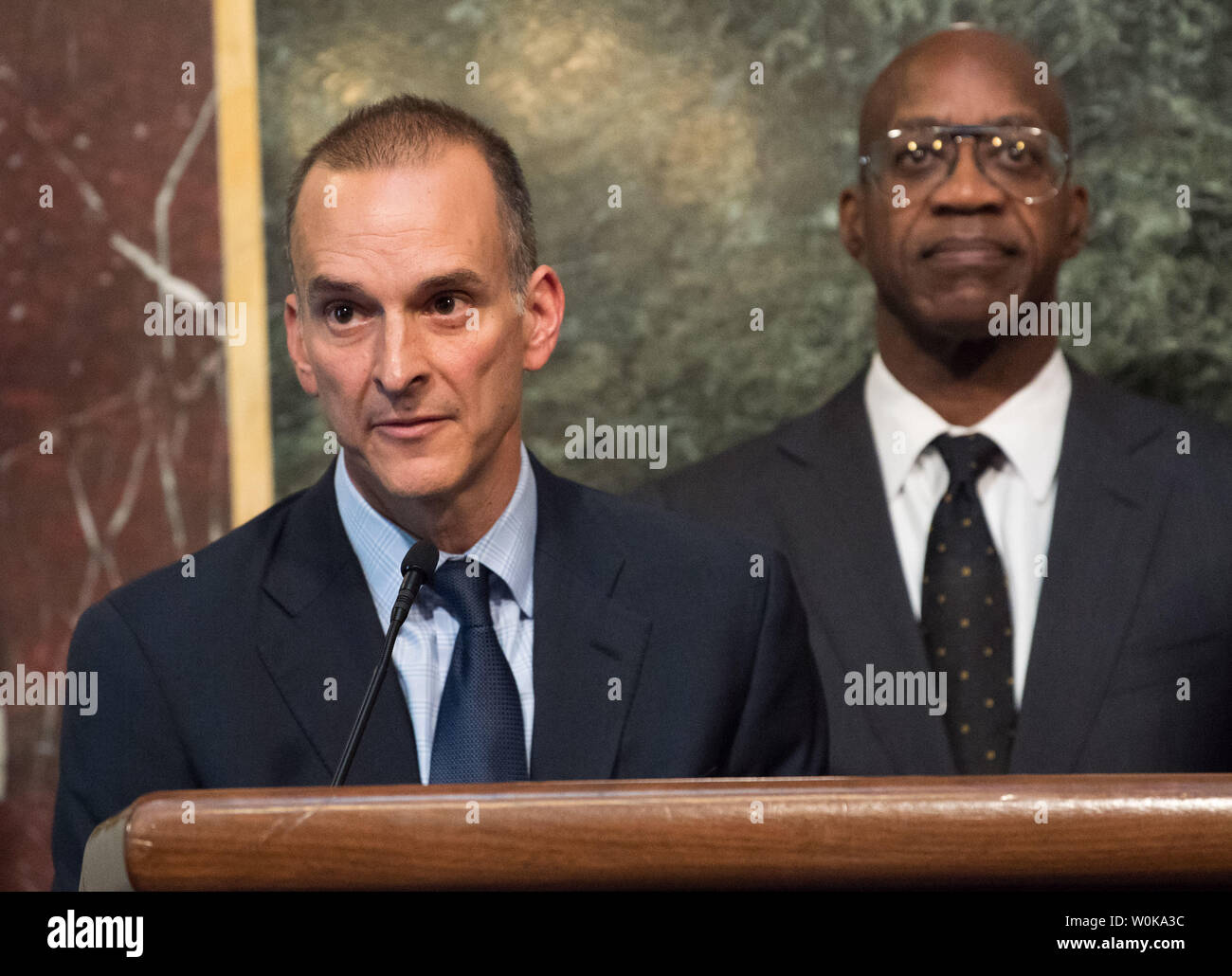 Travis Tygart (L), CEO der US-Anti-Doping-Agentur, verbunden von Edwin Moses, der ehemalige Olympiasieger und Vorsitzender der US-amerikanischen US-Anti-Doping-Agentur, sprechen über die vorgeschlagenen Reformen der Internationalen Anti-Doping-Agentur, einschließlich verlangt, dass Sportler mehr einer Stimme innerhalb der Agentur, bei der Eisenhower Executive Office Building in Washington, D.C. am 31. Oktober 2018. Foto von Kevin Dietsch/UPI Stockfoto