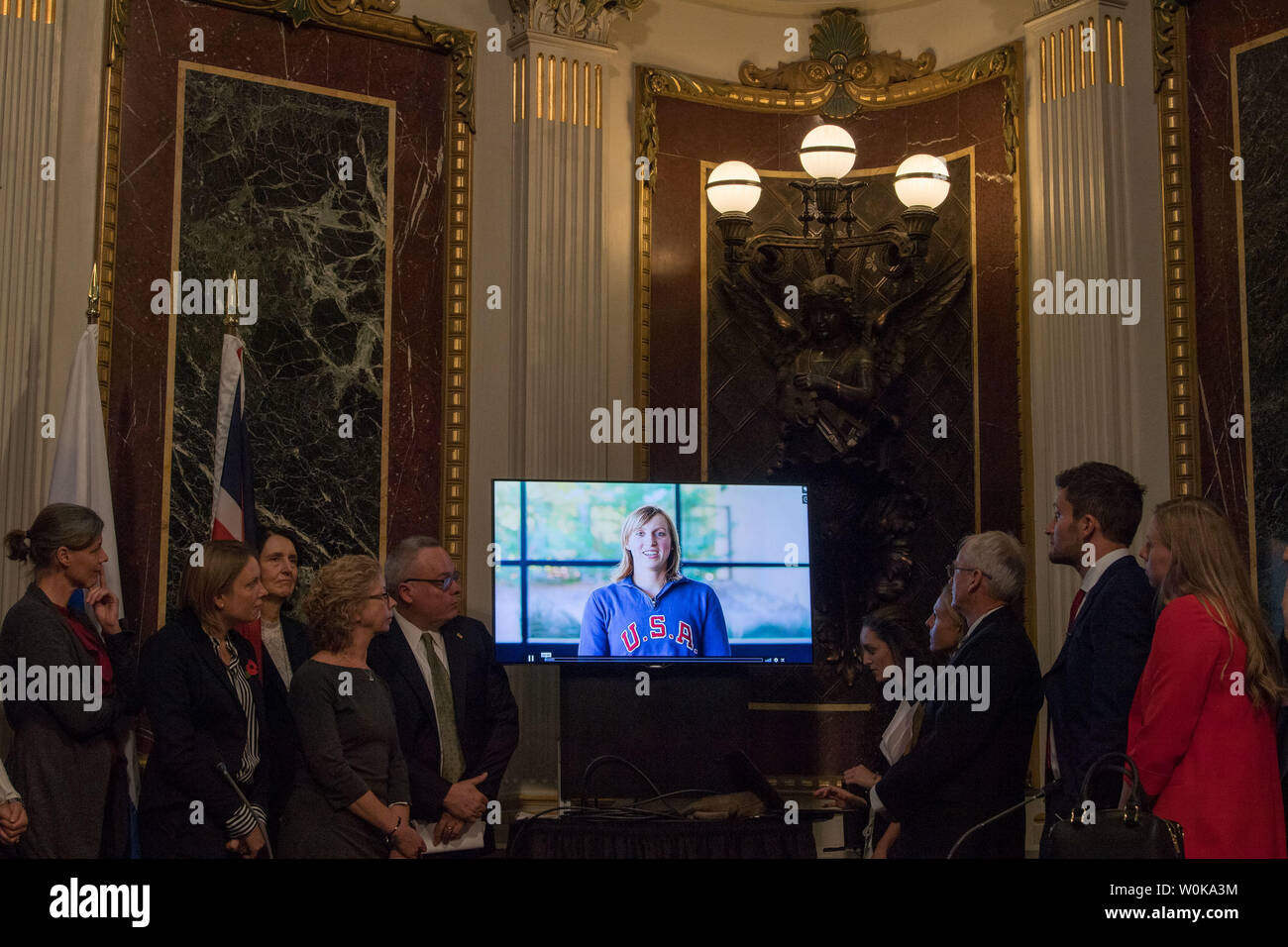 Katie Ledecky, der olympische Goldmedaillenträger, liefert ein video Statement bei der Pressekonferenz auf die vorgeschlagenen Reformen der Internationalen Anti-Doping-Agentur, einschließlich verlangt, dass Sportler mehr einer Stimme innerhalb der Agentur, bei der Eisenhower Executive Office Building in Washington, D.C. am 31. Oktober 2018. Foto von Kevin Dietsch/UPI Stockfoto