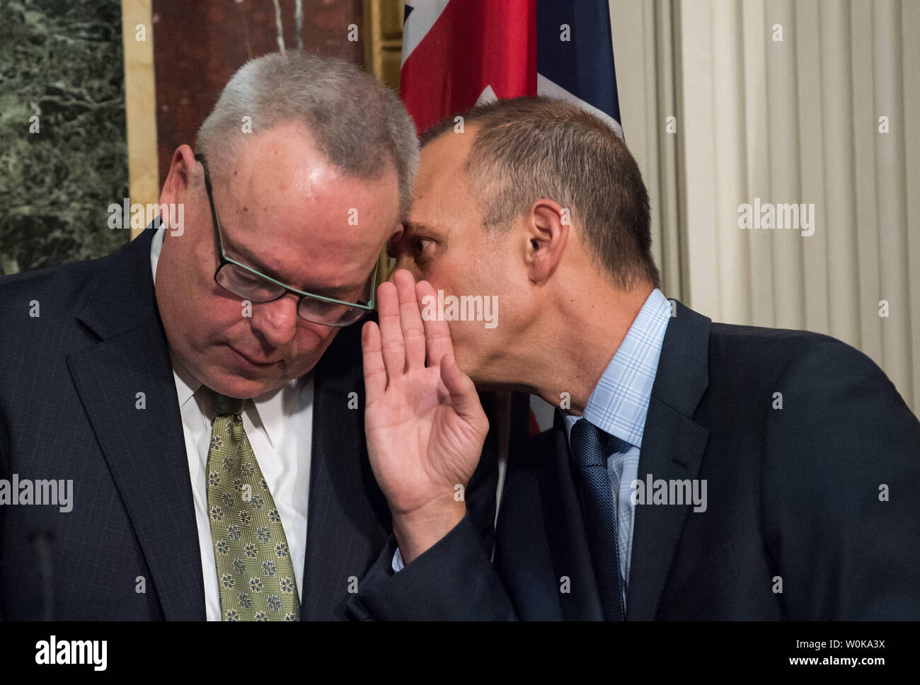 Travis Tygart (R), CEO der US-Anti-Doping-Agentur, spricht mit Jim Carroll (L), Stellvertretender Direktor für nationale Politik der Drogenkontrolle, während einer Pressekonferenz auf die vorgeschlagenen Reformen der Internationalen Anti-Doping-Agentur, einschließlich verlangt, dass Sportler mehr einer Stimme innerhalb der Agentur, bei der Eisenhower Executive Office Building in Washington, D.C. am 31. Oktober 2018. Foto von Kevin Dietsch/UPI Stockfoto