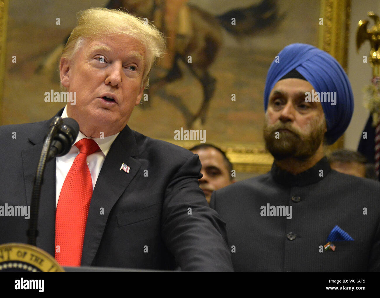 Präsident Donald Trump (L) macht die Erläuterungen sind wie der indische Botschafter in die USA Navtej Singh Sarna während einer Diwali Lichterfest Zeremonie im Weißen Haus, November 13, 2018, in Washington, DC, der zuhört. Die 5-tägige Veranstaltung fällt mit der hinduistischen neues Jahr und wird von den Hindus, Sikhs und Jains weltweit gefeiert. Foto von Mike Theiler/UPI Stockfoto