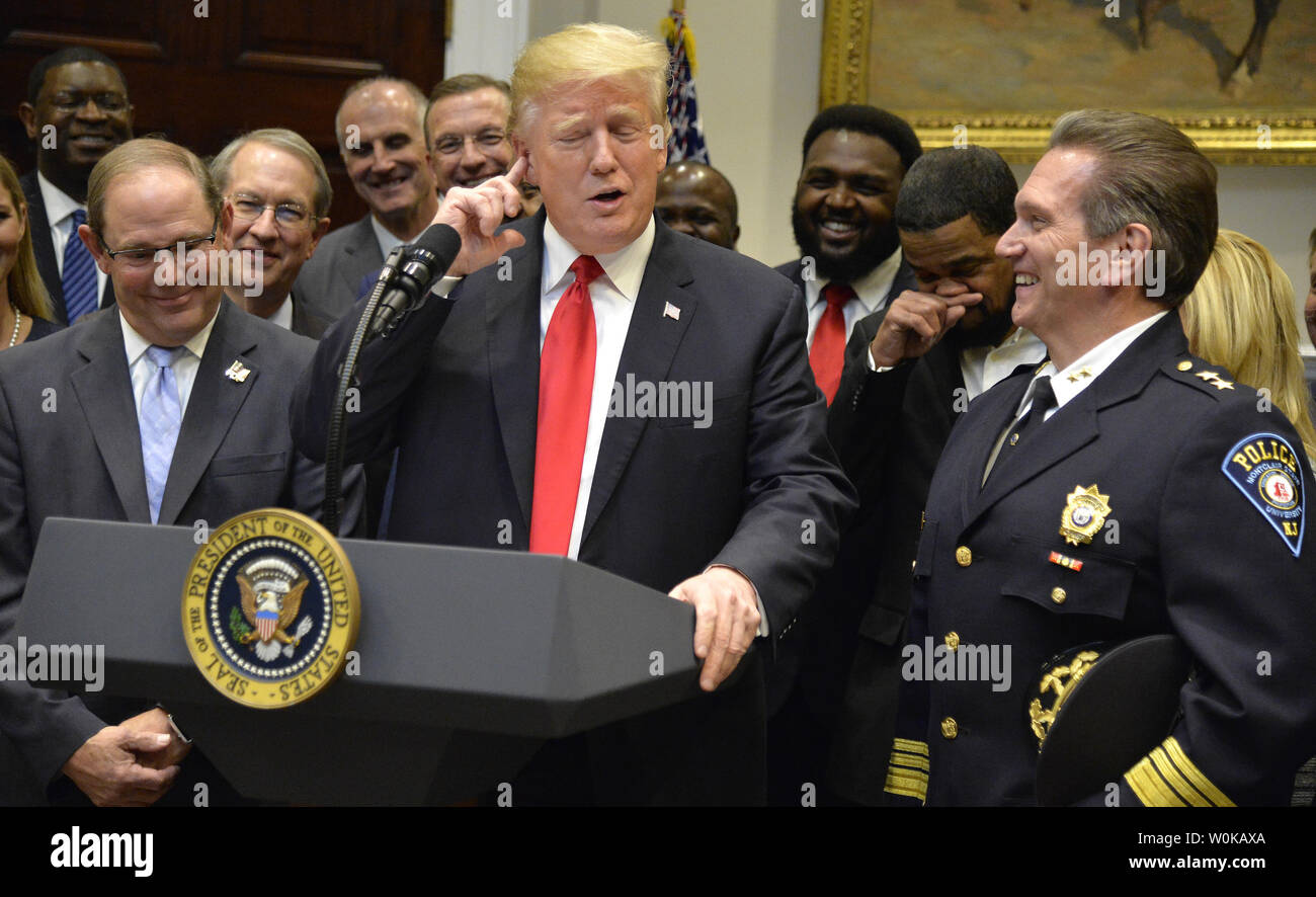 Präsident Donald Trump (C) legt seine Finger an seinem Ohr, als er Kommentare zu partianship als Polizeichef Paul Zelle (R) der Internationalen Vereinigung der Polizeichefs und brüderliche Auftrag der Polizei Chuck Canterbury (L) an für die Bemerkungen des Trumpf auf HR 5682, den ersten Schritt tat, im Weißen Haus, November 14, 2018, in Washington, DC. Das Gefängnis die Reform Anfang des Jahres in das Haus und die lahme Ente Senat versucht, vor der neuen Kongress ist in 2019 vereidigt. Foto von Mike Theiler/UPI Stockfoto