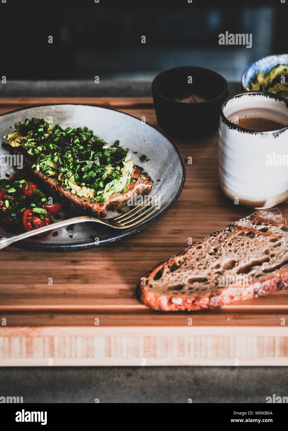 Vegane Mahlzeit mit Avocado Toast und Kaffee Stockfoto