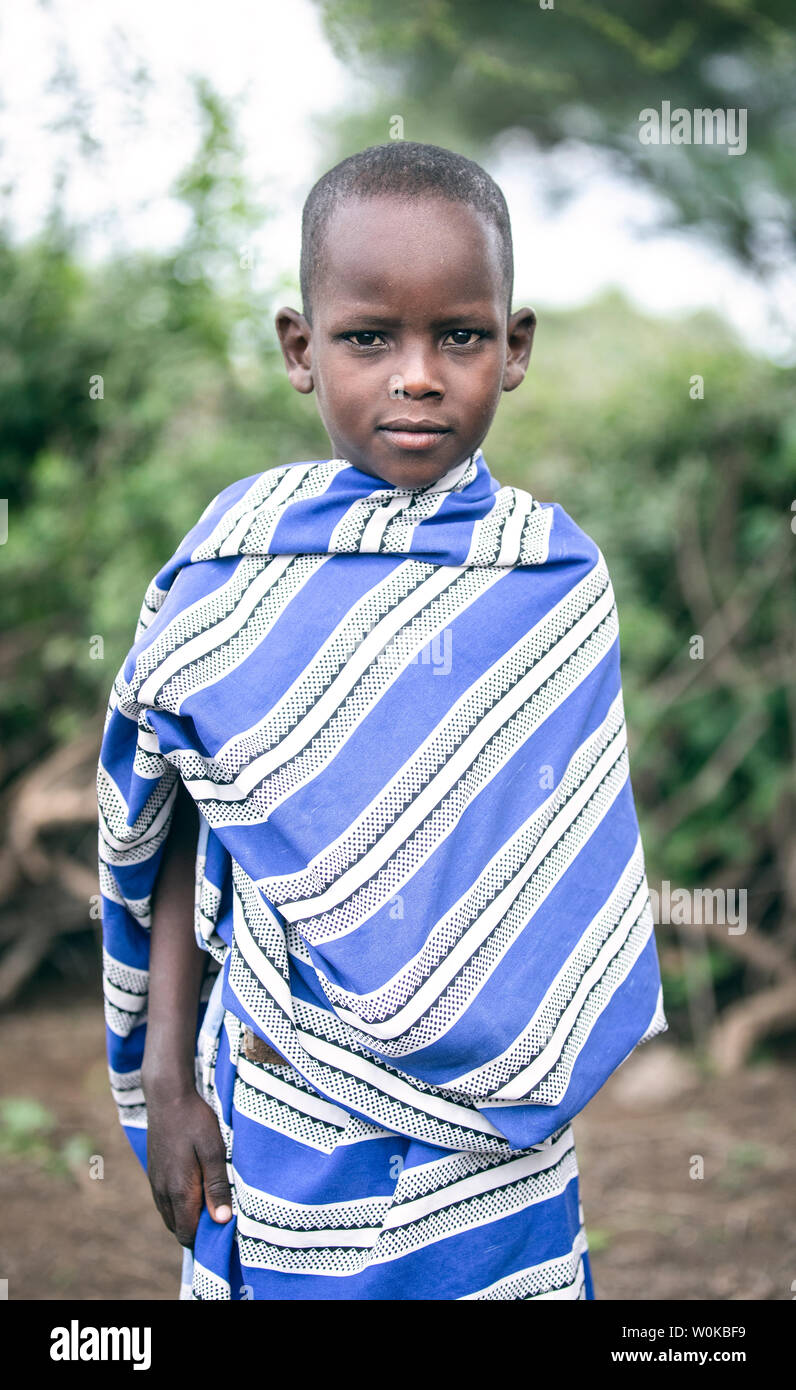 Gleichen, Tansania, 5. Juni 2019: junge Maasai Junge im traditionellen Outfit Stockfoto