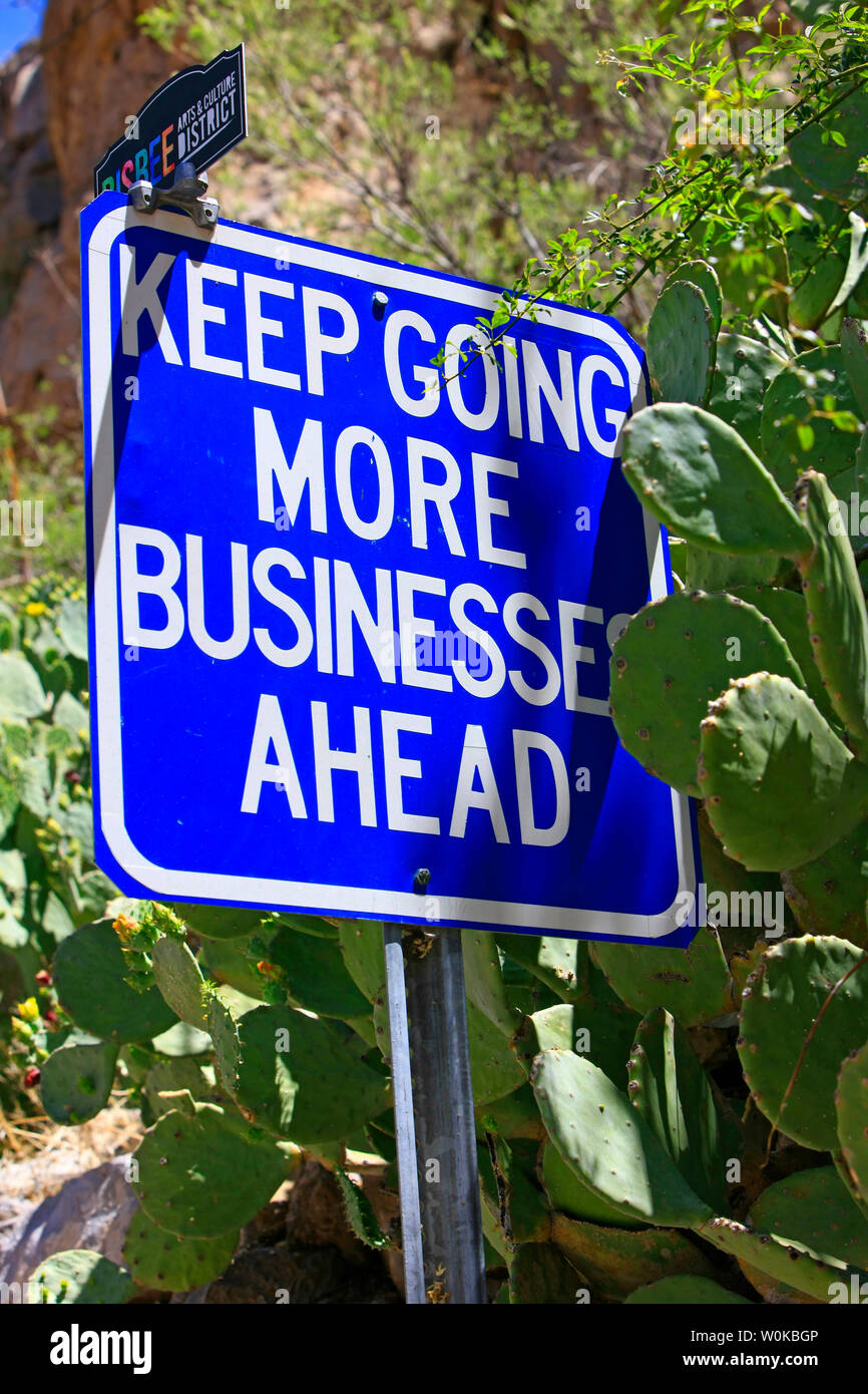 Immer mehr Unternehmen vor blauen und weißen Schild in Bisbee, AZ Stockfoto