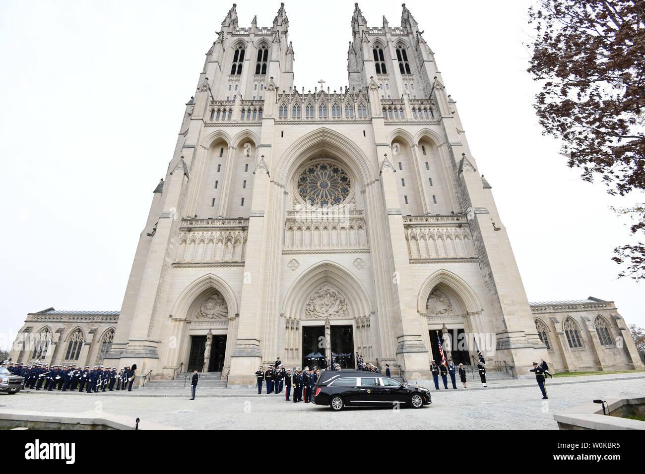 Der leichenwagen mit dem Sarg kommt an der National Cathedral für die Beerdigung des ehemaligen Präsidenten George Herbert Walker Bush in Washington D.C. am 5. Dezember 2018. Foto von Pat Benic/UPI Stockfoto