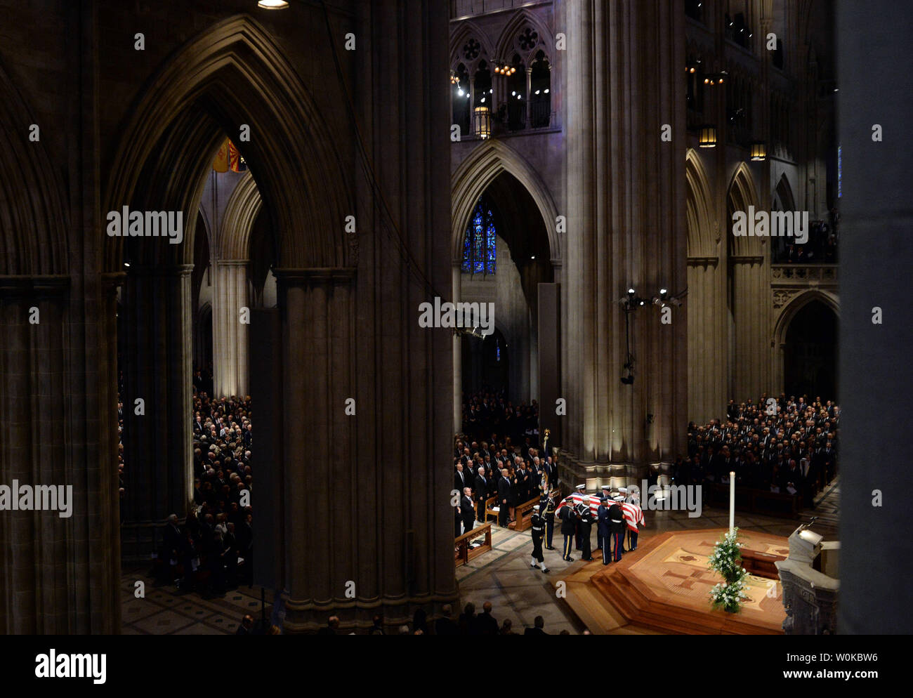 Die Schatulle kommt für die Beerdigung des ehemaligen Präsidenten George H.W. Bush in der National Cathedral in Washington D.C. am 5. Dezember 2018. Foto von Kevin Dietsch/UPI Stockfoto