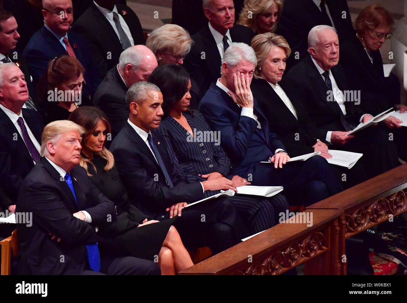 Präsident Donald Trump, erste Dame Melania Trump, ehemaliger Präsident Barack Obama, ehemalige First Lady Michelle Obama, der ehemalige Präsident Bill Clinton, der ehemalige First Lady Hillary Clinton, der ehemalige Präsident Jimmy Carter und ehemalige First Lady Rosalynn Carter, hören wie der frühere Präsident George W. Bush Erläuterungen am Begräbnis liefert für seinen Vater, ehemaliger Präsident George H.W. Bush, an der National Cathedral in Washington D.C. am 5. Dezember 2018. Foto von Kevin Dietsch/UPI Stockfoto