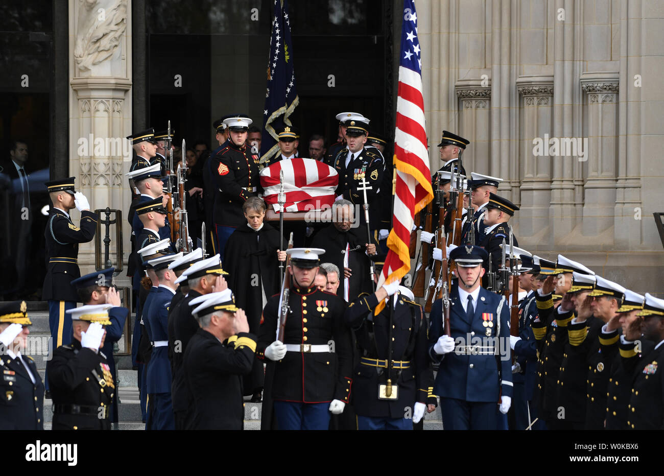 Der Sarg des Präsidenten George Herbert Walker Bush ist aus der Nationalen Kathedrale nach der Beerdigung der 41. Präsident der Vereinigten Staaten in Washington D.C. am 5. Dezember 2018 durchgeführt. Foto von Pat Benic/UPI Stockfoto