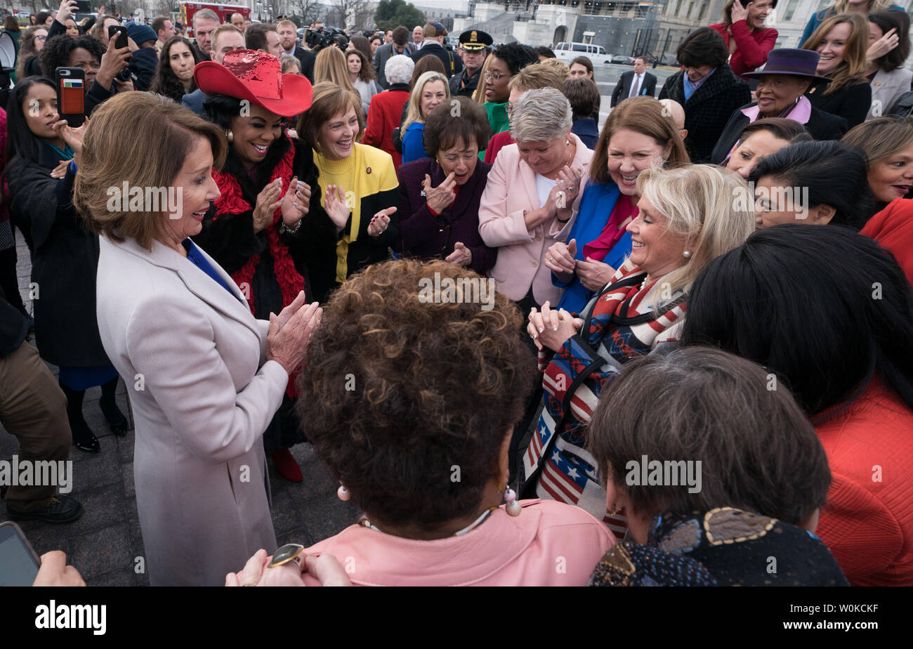 Sprecher des Repräsentantenhauses, Nancy Pelosi, D-CA, spricht mit ihren Kolleginnen und Kollegen des Kongresses nach der Einnahme der offizielles Portrait des Weiblichen demokratischen Mitglieder des Kongresses, vor dem U.S. Capitol am 4. Januar 2019 in Washington, DC. Die 116. Der Kongress hat die größte Anzahl an weiblichen Mitgliedern immer mit 89 da. Foto von Kevin Dietsch/UPI Stockfoto