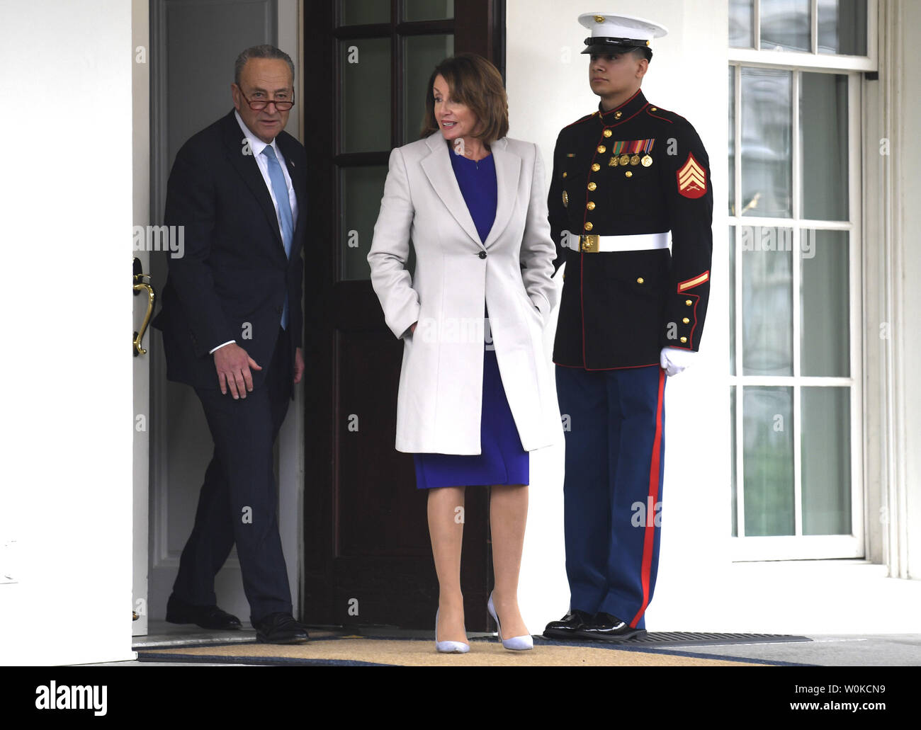 Sprecherin des Repräsentantenhauses Nancy Pelosi von Kalifornien (C) und Senator Chuck Schumer aus New York im Westflügel des Weißen Hauses Abfahrt nach einem Treffen mit Präsident Donald Trump auf die anhaltende Regierung herunterfahren, Washington, DC, 4. Januar 2019. Foto von Mike Theiler/UPI Stockfoto