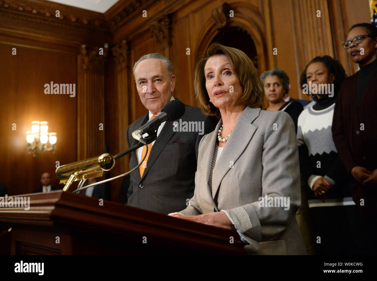 Sprecher des Repräsentantenhauses, Nancy Pelosi, D-CA und Senat-minorität-Führer Charles Schumer, D-NY, spricht die Regierung auf Herunterfahren, wie sie von beurlaubt Regierung Arbeitnehmer verbunden sind, auf den 19. Tag der Regierung Abschaltung, auf den US-Kapitol in Washington, D.C. am 9. Januar 2019. Die Regierung bleibt Shutdown wie dem Weißen Haus und dem Kongress nicht zu einer Einigung über die Finanzierung und Präsident des Trump Anfrage für 5 Mrd. $ für eine südliche Grenze Mauer zu erreichen. Foto von Kevin Dietsch/UPI Stockfoto