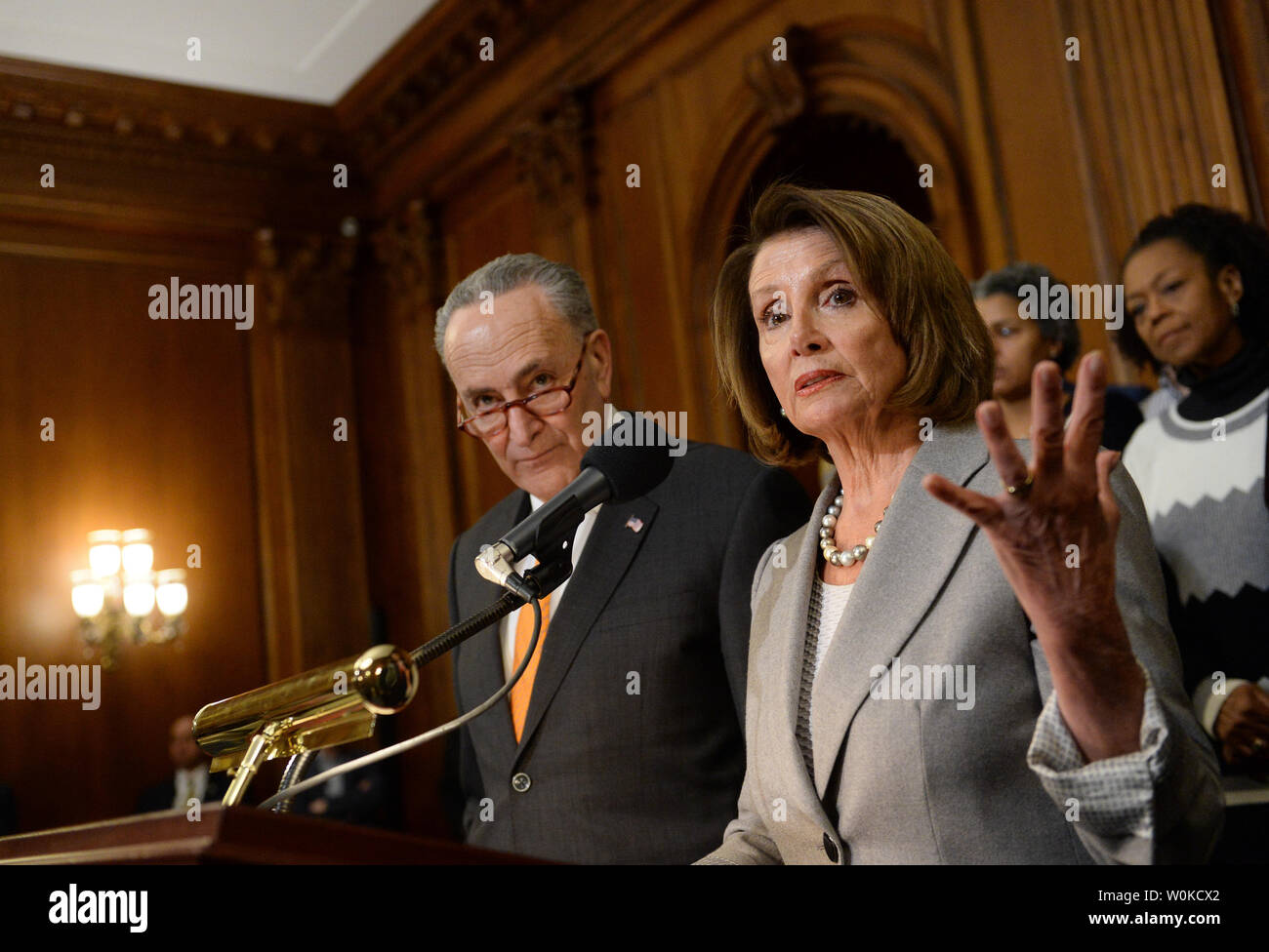 Sprecher des Repräsentantenhauses, Nancy Pelosi, D-CA und Senat-minorität-Führer Charles Schumer, D-NY, spricht die Regierung auf Herunterfahren, wie sie von beurlaubt Regierung Arbeitnehmer verbunden sind, auf den 19. Tag der Regierung Abschaltung, auf den US-Kapitol in Washington, D.C. am 9. Januar 2019. Die Regierung bleibt Shutdown wie dem Weißen Haus und dem Kongress nicht zu einer Einigung über die Finanzierung und Präsident des Trump Anfrage für 5 Mrd. $ für eine südliche Grenze Mauer zu erreichen. Foto von Kevin Dietsch/UPI Stockfoto