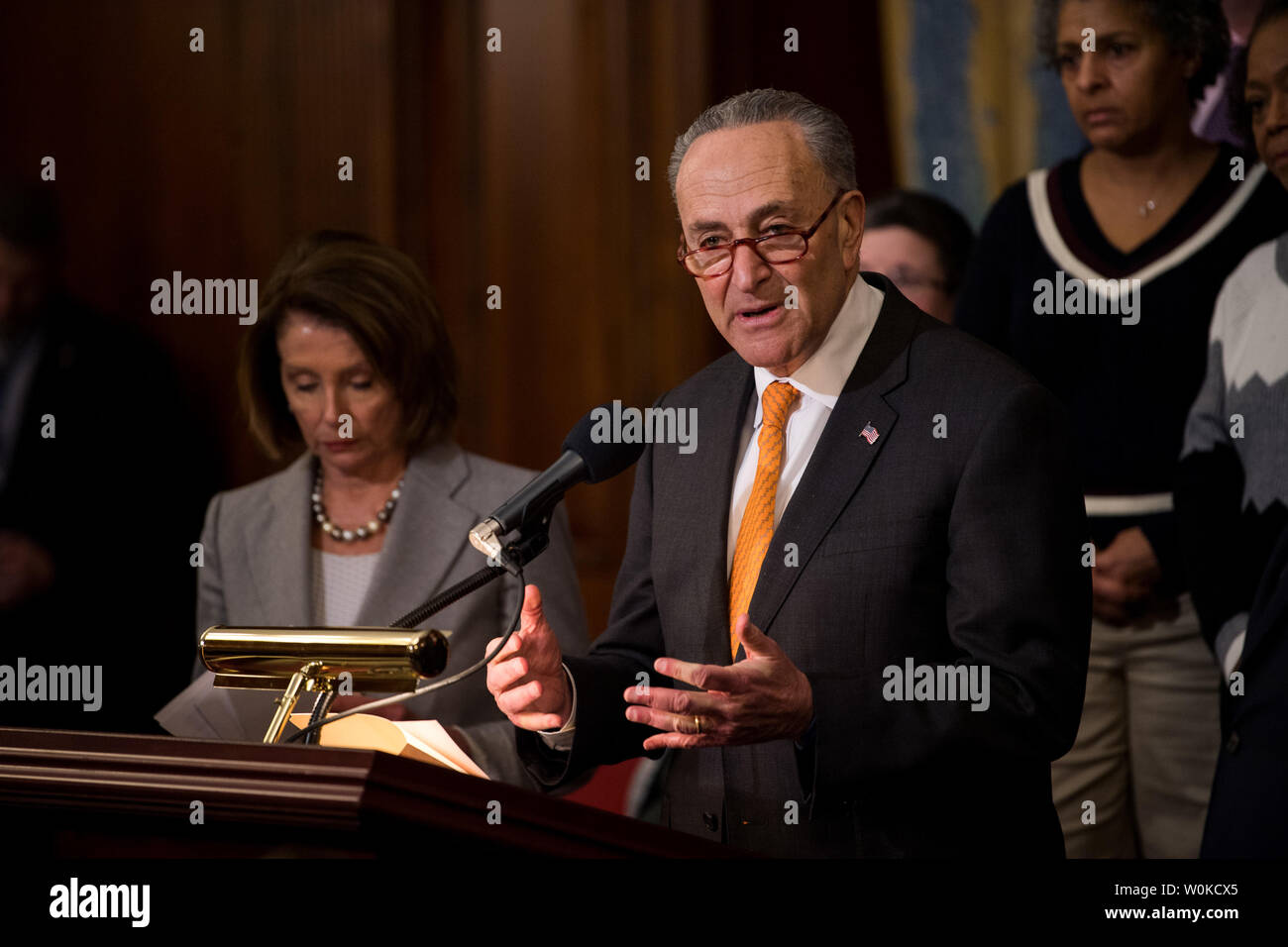 Senat-minorität-Führer Charles Schumer, D-NY, spricht die Regierung auf Herunterfahren, wie er durch die Sprecherin des Repräsentantenhauses, Nancy Pelosi, D-CA, beigetreten ist und beurlaubt Regierung Arbeiter, auf der 19. Tag des Regierung Abschaltung, auf den US-Kapitol in Washington, D.C. am 9. Januar 2019. Die Regierung bleibt Shutdown wie dem Weißen Haus und dem Kongress nicht zu einer Einigung über die Finanzierung und Präsident des Trump Anfrage für 5 Mrd. $ für eine südliche Grenze Mauer zu erreichen. Foto von Kevin Dietsch/UPI Stockfoto