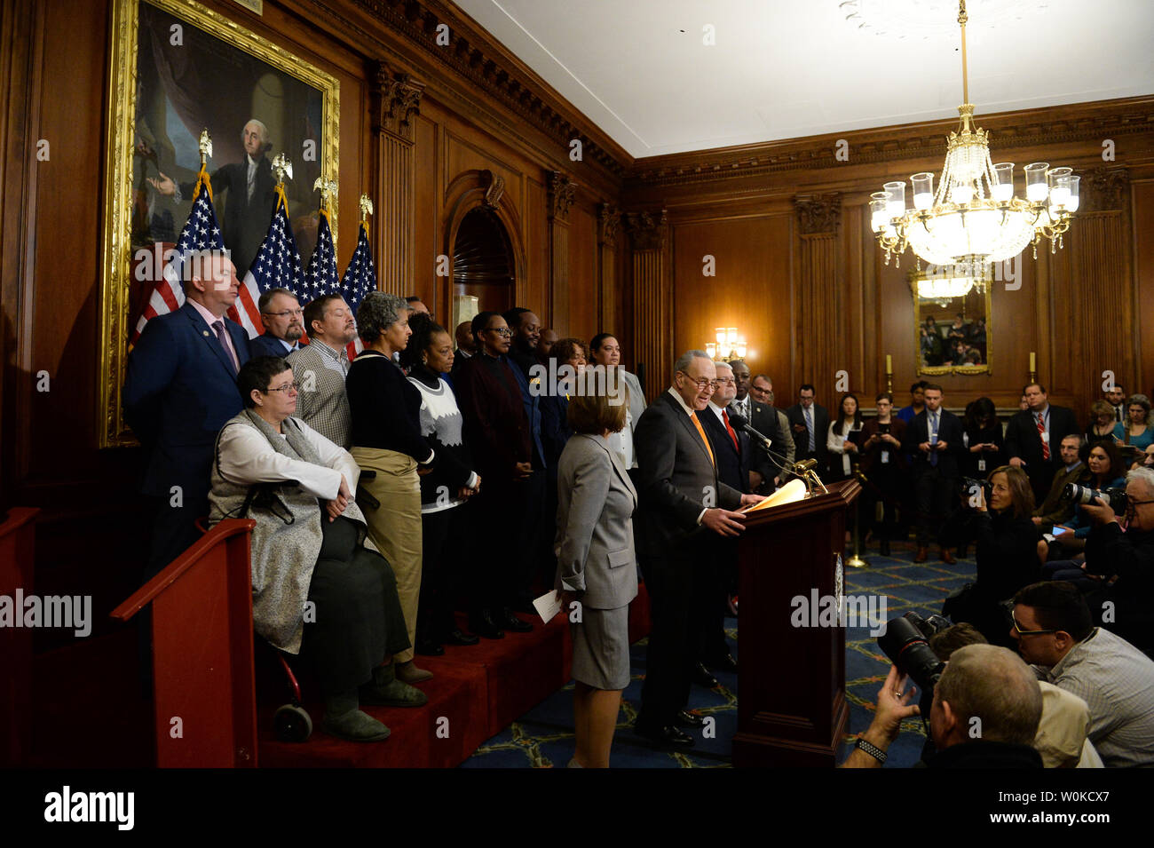 Sprecher des Repräsentantenhauses, Nancy Pelosi, D-CA und Senat-minorität-Führer Charles Schumer, D-NY, spricht die Regierung auf Herunterfahren, wie sie von beurlaubt Regierung Arbeitnehmer verbunden sind, auf den 19. Tag der Regierung Abschaltung, auf den US-Kapitol in Washington, D.C. am 9. Januar 2019. Die Regierung bleibt Shutdown wie dem Weißen Haus und dem Kongress nicht zu einer Einigung über die Finanzierung und Präsident des Trump Anfrage für 5 Mrd. $ für eine südliche Grenze Mauer zu erreichen. Foto von Kevin Dietsch/UPI Stockfoto