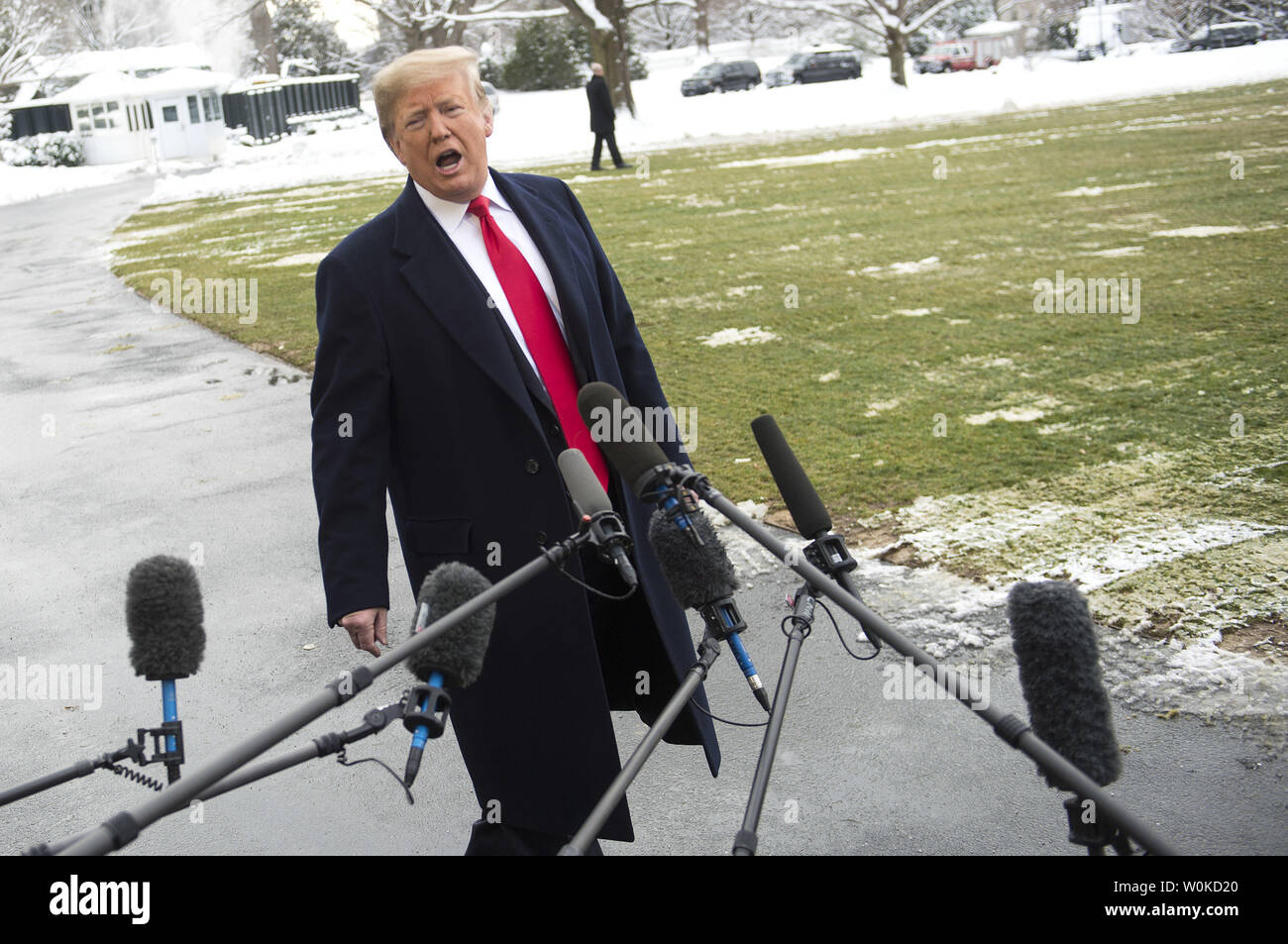 Präsident Donald Trump spricht mit den Medien als er das Weiße Haus fährt für einen Tagesausflug nach New Orleans Bemerkungen an die American Farm Bureau Federation, in Washington, D.C., am 14. Januar, 2019. Foto von Kevin Dietsch/UPI Stockfoto