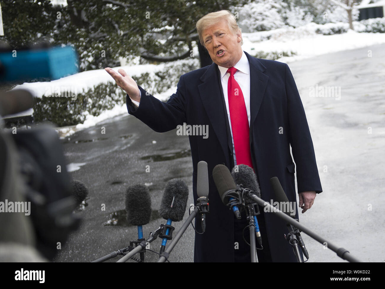 Präsident Donald Trump spricht mit den Medien als er das Weiße Haus fährt für einen Tagesausflug nach New Orleans Bemerkungen an die American Farm Bureau Federation, in Washington, D.C., am 14. Januar, 2019. Foto von Kevin Dietsch/UPI Stockfoto