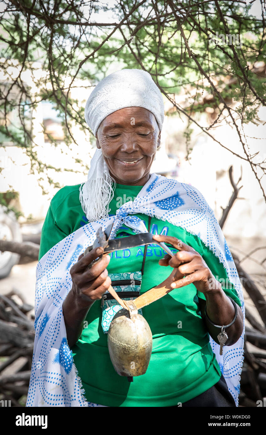 Gleichen, Tansania, 4. Juni 2019: Massai-frau mit einer Kuh Glocke Stockfoto