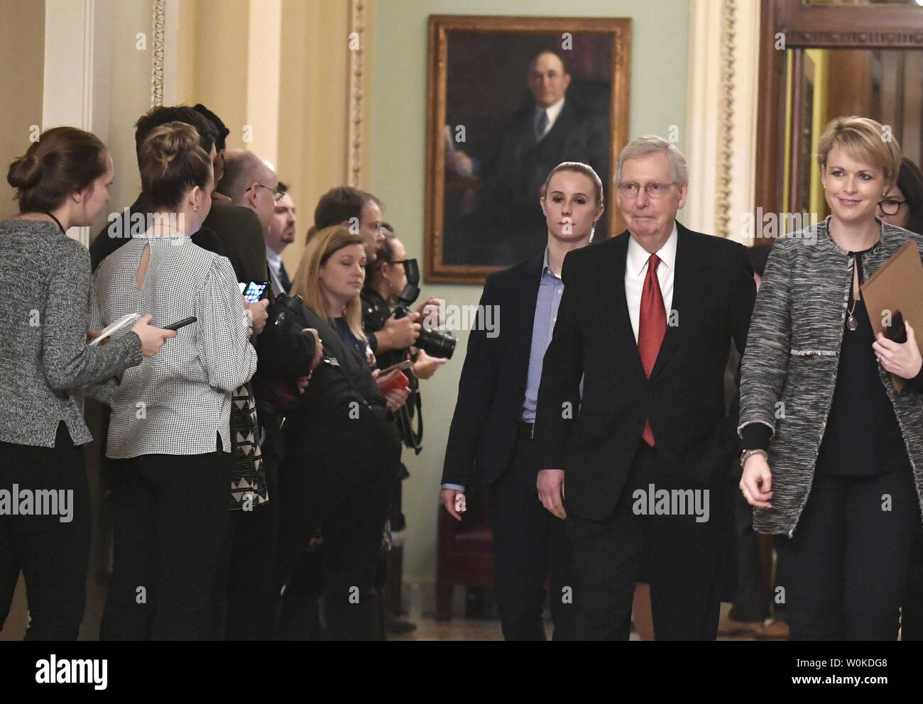 Mehrheitsführer im Senat, Mitch McConnell von Kentucky weicht der Senat, an das US Capitol, Januar 24, 2019, in Washington, DC. Der Senat konnte nicht konkurrieren zwei Rechnungen, eine republikanische Vorschlag von $ 5,7 Mrd. Grenzmauer Präsident ist Trumpf und einem demokratischen Bill, die teilweise heruntergefahren Regierung offen zu finanzieren. Foto von Mike Theiler Stockfoto