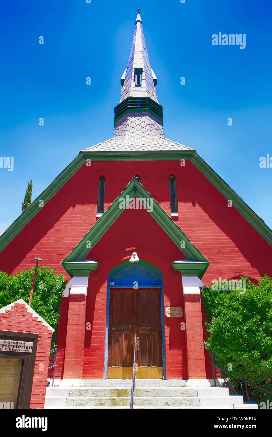 Die roten Bundes presbyterianischen Kirche auf Howell Ave in der Innenstadt von Bisbee, AZ Stockfoto