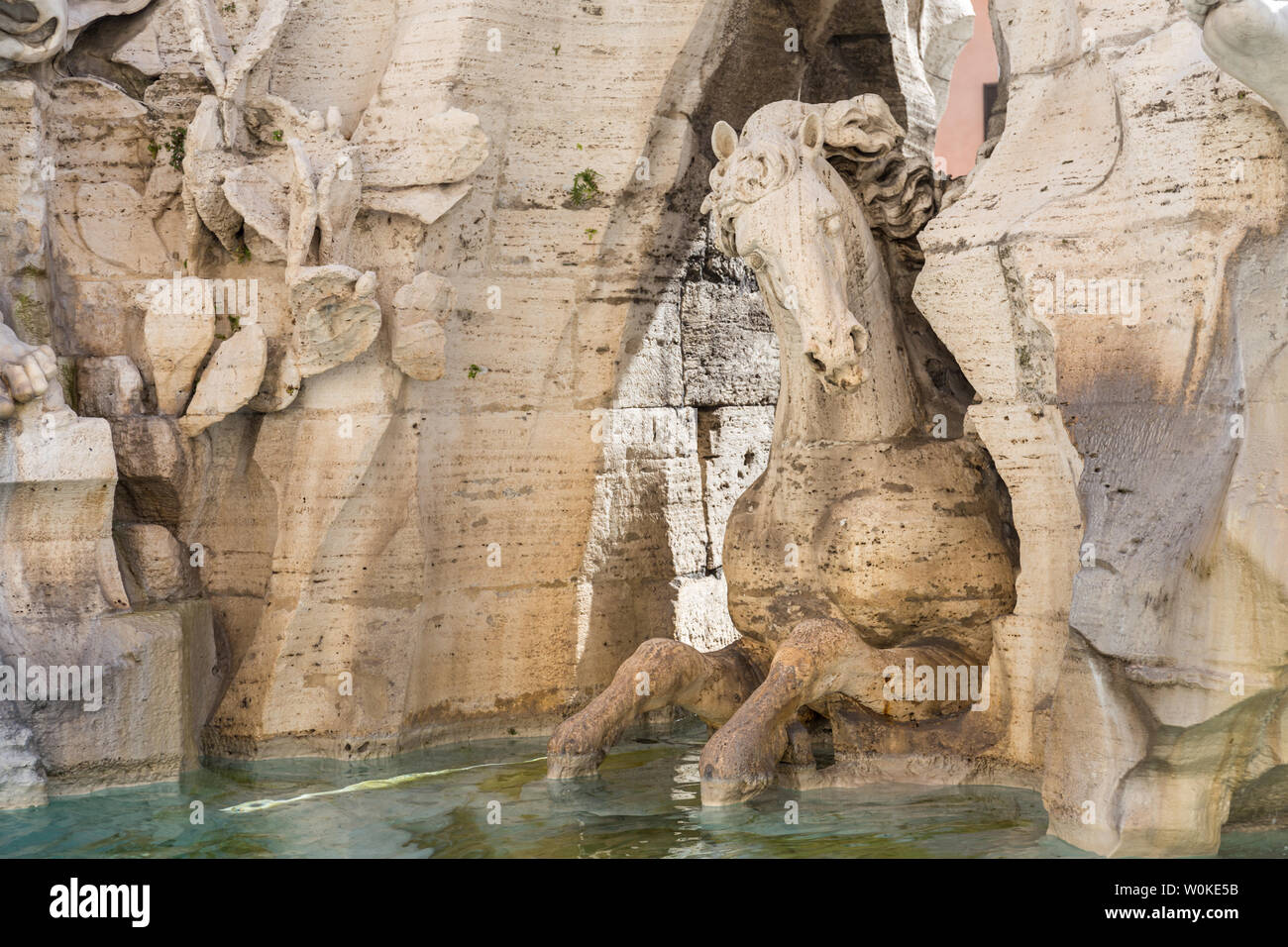 Detail Pferd von vier Flüssen Brunnen (Fontana dei Quattro Fiumi) in Piazza Navona, Rom, Italien. Stockfoto