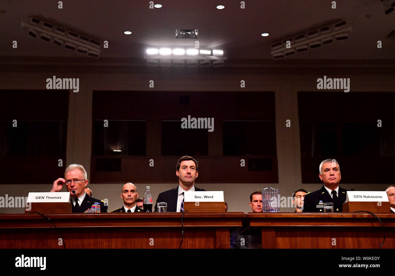 Von links nach rechts, General Raymond A. Thomas, III, Commander, United States Special Operations Command, Owen West (C), Stellvertretender Sekretär für Verteidigung, spezielle Operationen und Low-Intensity Conflict und Gen. Paul Nakasone, Kommandant der US-Cyber Command, Director, National Security Agency und Chief, Zentrale Security Service Zeugen während der Senat Armed Services Committee hearing on U.S. Special Operations Command und der US-Cyber Command einschließlich der Bedrohungen, die die Vereinigten Staaten und die Defense Authorization Act, auf dem Capitol Hill in Washington, D.C. am 14. Februar 2019. Foto von Kevin Stockfoto