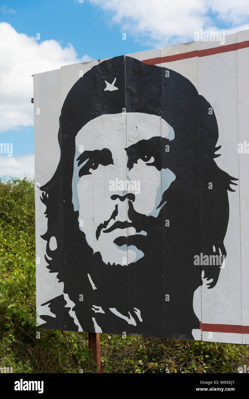 Ernest Che Guevara Reklametafeln entlang der Hauptstraße direkt außerhalb von Vinales, Kuba, Karibik Stockfoto