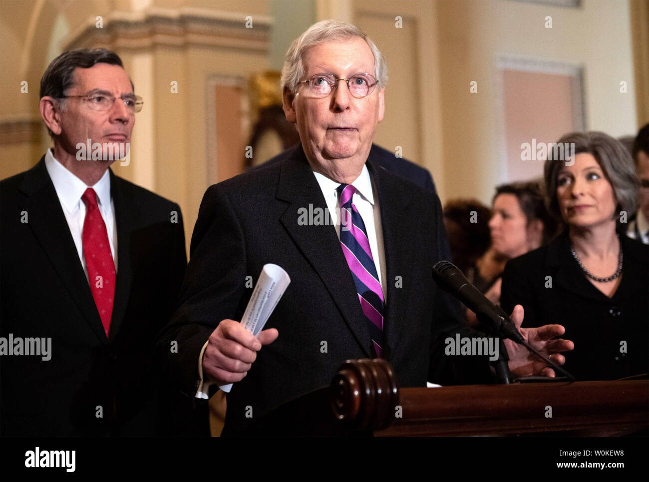 Mehrheitsführer im Senat, Mitch McConnell, R-KY, spricht mit den Medien nach der Senat republikanischen Mittagessen, auf dem Capitol Hill in Washington, D.C. am 26. Februar 2019. Foto von Kevin Dietsch/UPI Stockfoto