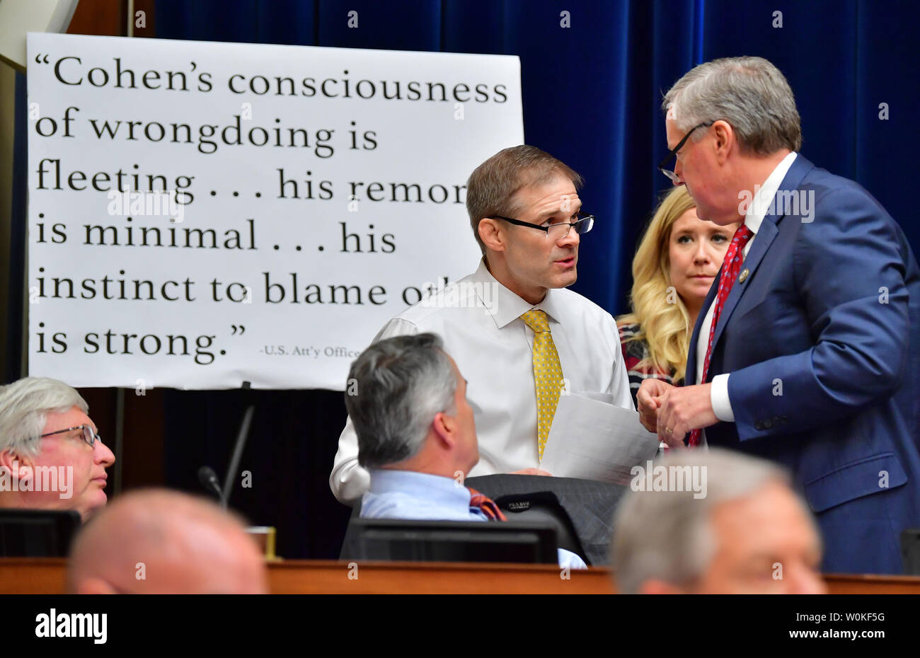 Us-Vertreter Mark Wiesen und republikanischer Jim Jordan stehen neben einander, wenn Rechtsanwalt Michael D. Cohen bezeugt vor dem Haus Aufsichtausschuß am Februar 27, 2019 in Washington, DC. Cohen, sobald eine von Präsident ist Trumpf die meisten vertrauenswürdigen Berater und Anwälte, nahm den Zeugenstand für seinen ersten und einzigen öffentlichen Auftritt vor dem Kongress am Mittwoch, den persönlichen Charakter des Präsidenten und die möglichen kriminellen Verhaltens zu diskutieren. Foto von Kevin Dietsch/UPI Stockfoto