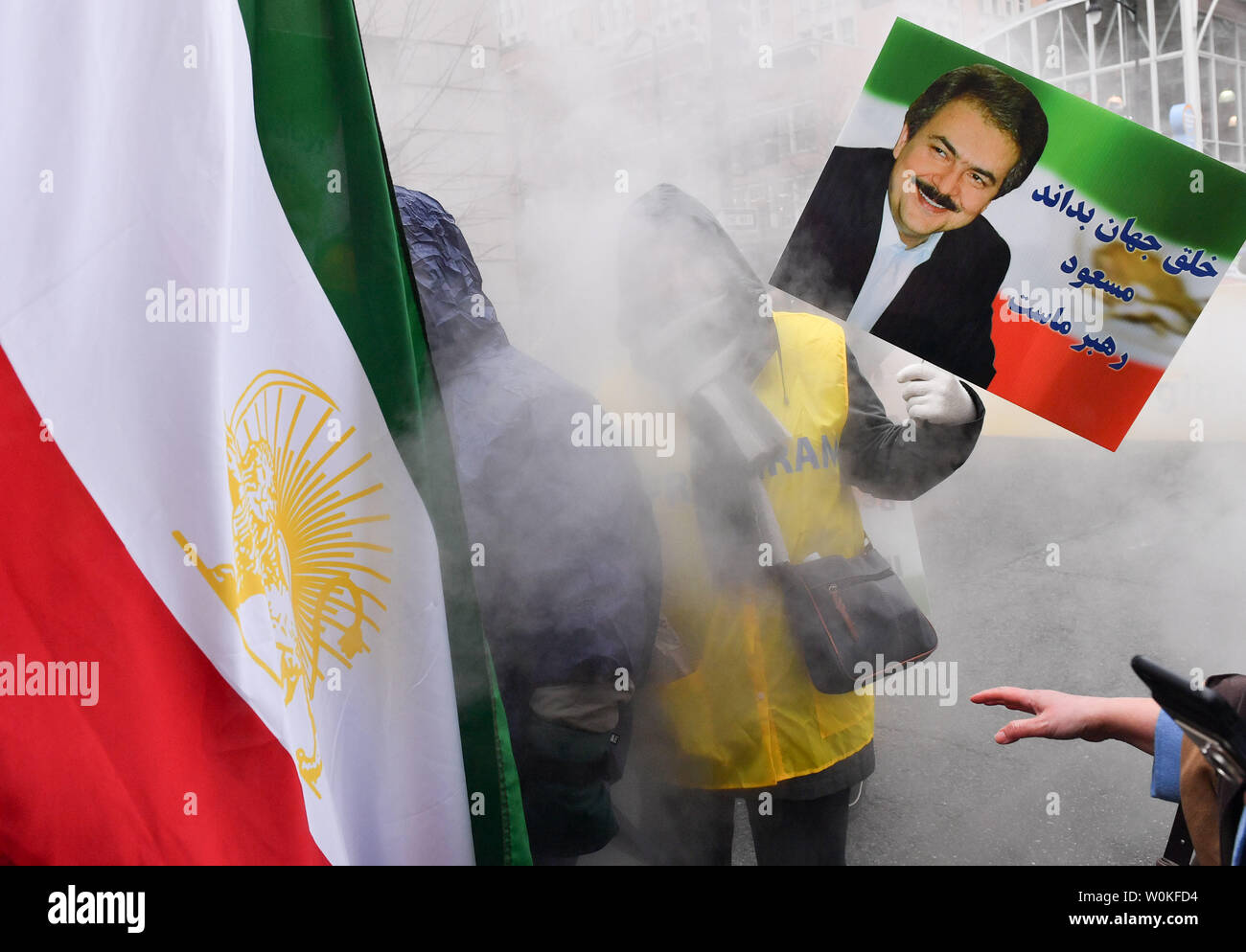 Die Demonstranten halten ein Porträt des iranischen Politiker Massoud Rajavii, wie Sie über Steam laufen, wie sie bei einer Rallye durch die Organisation der iranisch-amerikanische Gemeinschaften für einen Regimewechsel im Iran teilnehmen, in Washington, D.C. am 8. März 2019. Die Gruppe ruft für ein iranisches Volk Aufstand für einen Regimewechsel in den herrschenden religiösen Partei bringen. Foto von Kevin Dietsch/UPI Stockfoto