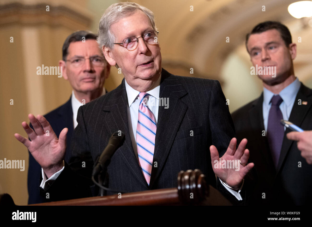 Mehrheitsführer im Senat, Mitch McConnell, R-KY, spricht mit Reportern nach dem Senat Politik Mittagessen, auf dem Capitol Hill in Washington, D.C. am 12. März 2019. Foto von Kevin Dietsch/UPI Stockfoto