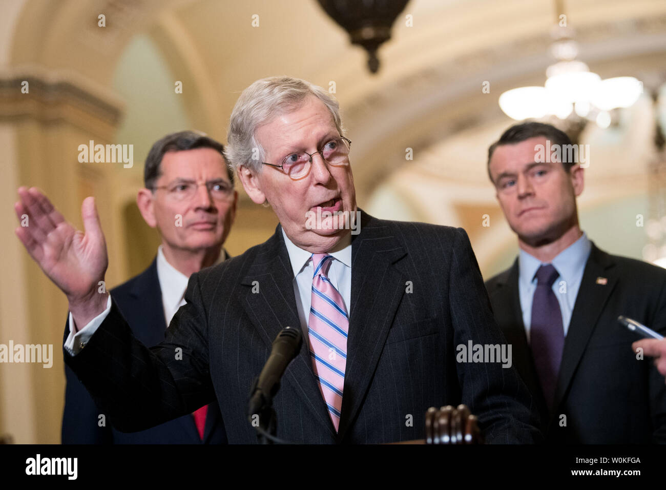 Mehrheitsführer im Senat, Mitch McConnell, R-KY, spricht mit Reportern nach dem Senat Politik Mittagessen, auf dem Capitol Hill in Washington, D.C. am 12. März 2019. Foto von Kevin Dietsch/UPI Stockfoto