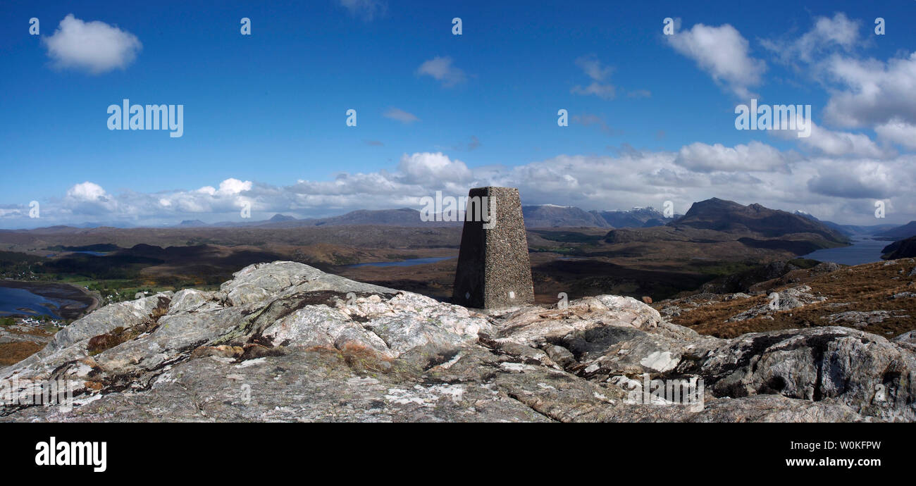 Trig Point auf dem Gipfel der Klippe Hill in der Nähe von Poolewe, Schottland Stockfoto
