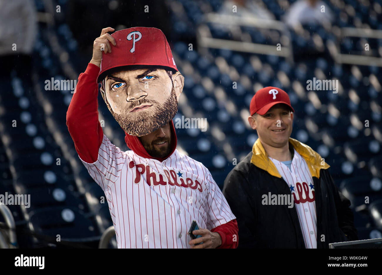 Fans tragen die Philadelphia Phillies rechter Feldspieler Bryce Harper Karton Kopf Ausschnitt gegen die Washington Nationals, an den Angehörigen Feld am 2. April 2019 in Washington, D.C., ist Harper's erstmals wieder seit dem Verlassen der Nationals Park für die Phillies. Foto von Kevin Dietsch/UPI Stockfoto