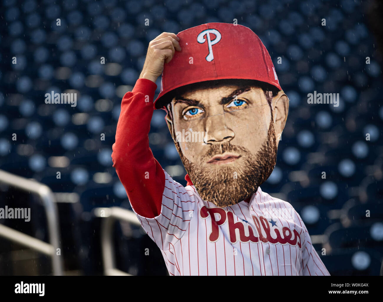 Fans tragen die Philadelphia Phillies rechter Feldspieler Bryce Harper Karton Kopf Ausschnitt gegen die Washington Nationals, an den Angehörigen Feld am 2. April 2019 in Washington, D.C., ist Harper's erstmals wieder seit dem Verlassen der Nationals Park für die Phillies. Foto von Kevin Dietsch/UPI Stockfoto