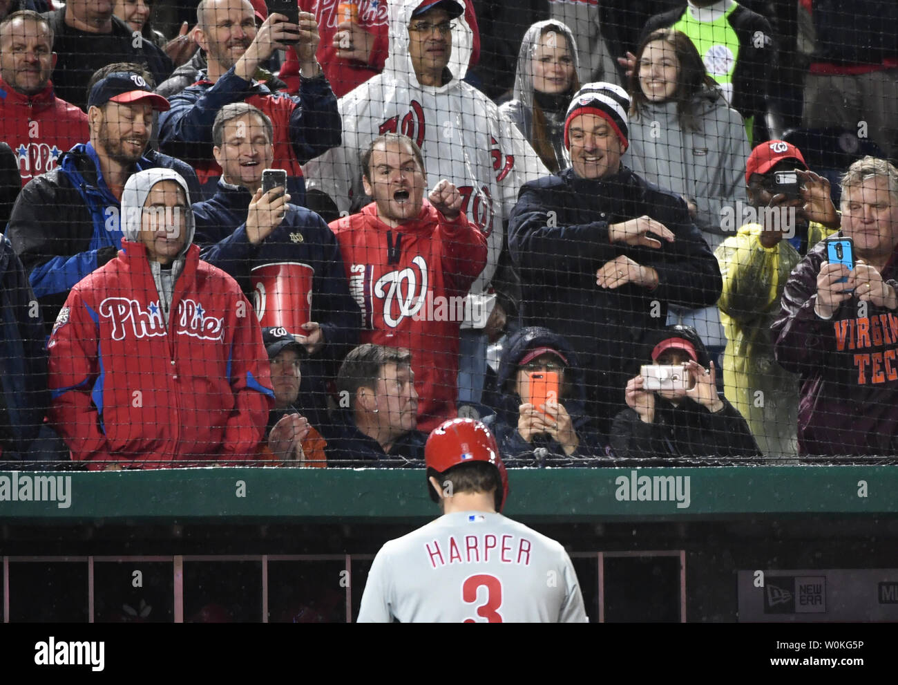 Fans reagieren, wie Philadelphia Phillies rechter Feldspieler Bryce Harper Spaziergänge zum dugout nach dem Markanten im 1. Inning gegen die Washington Nationals an den Angehörigen Feld am 2. April 2019 in Washington, D.C. Diese Harper's ist zum ersten Mal wieder seit dem Verlassen der Nationals Park für die Phillies. Foto von Kevin Dietsch/UPI Stockfoto