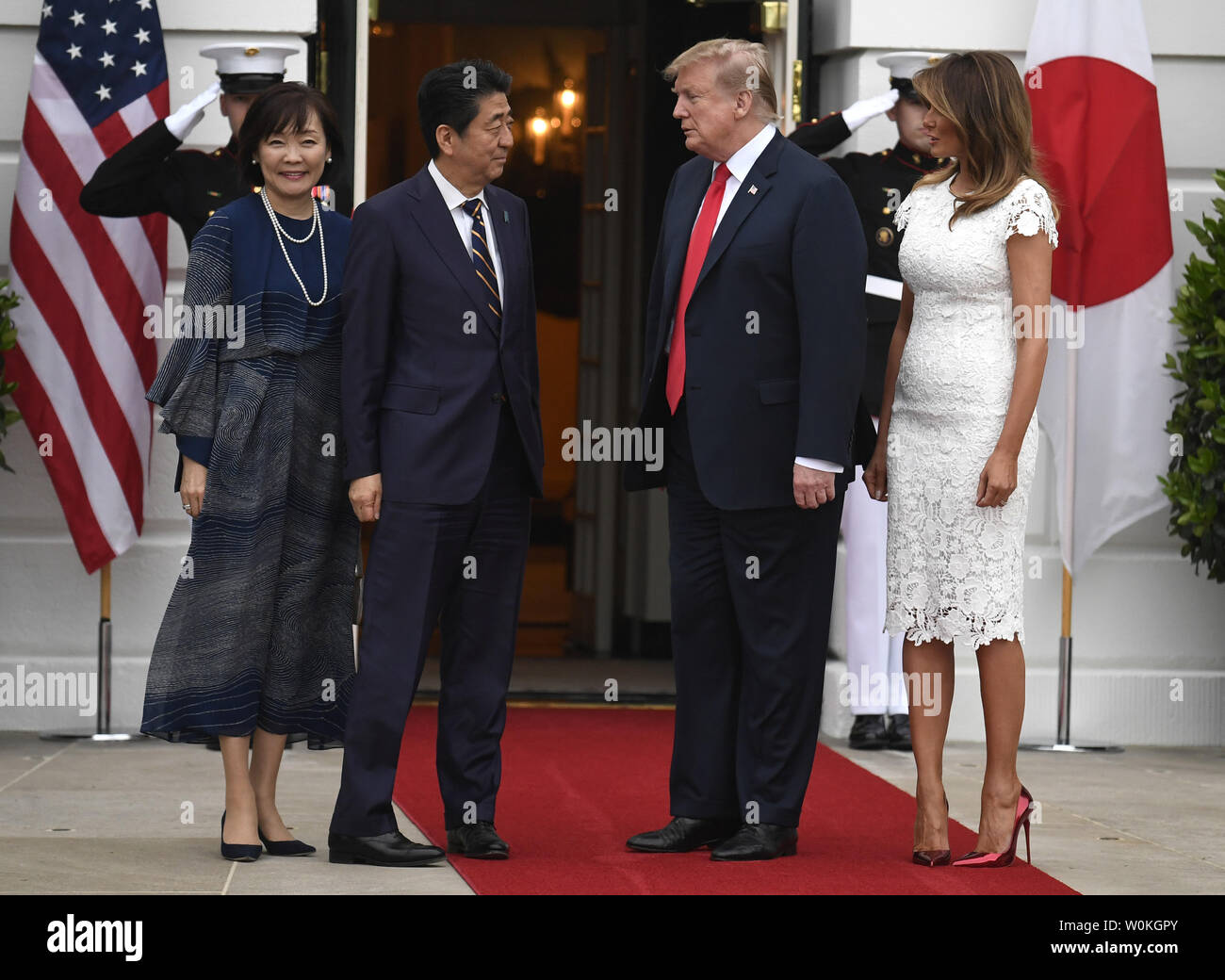 Präsident Donald Trump und First Lady Melania Trump (R) Willkommen der japanische Ministerpräsident Shinzo Abe (2., L) und sein Ehegatte Akie Abe zum Weißen Haus für Abendessen, April 26, 2019, Washington, DC. Das Abendessen caps ein Tag der Erörterung bilateraler Fragen, vor Japan der G20-Gipfel Hosting in Osaka, Japan im Juni. Foto von Mike Theiler/UPI Stockfoto