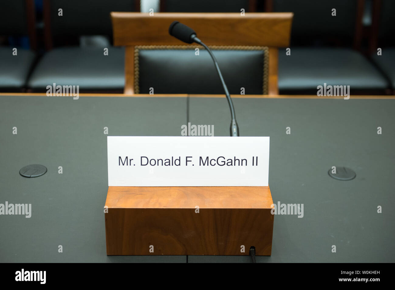 Ein Namensschild für ehemalige White house Counsel Don McGahn ist auf dem Zeugnis Tabelle als McChan konnte ein Haus Justiz Ausschuss Anhörung über die Muller Bericht zu zeigen, auf dem Capitol Hill in Washington, D.C. am 21. Mai 2019. McGahn ignoriert eine Vorladung unter Strafandrohung und nicht zu der Anhörung unter der Leitung von Präsident Donald Trump zeigen. Foto von Kevin Dietsch/UPI Stockfoto