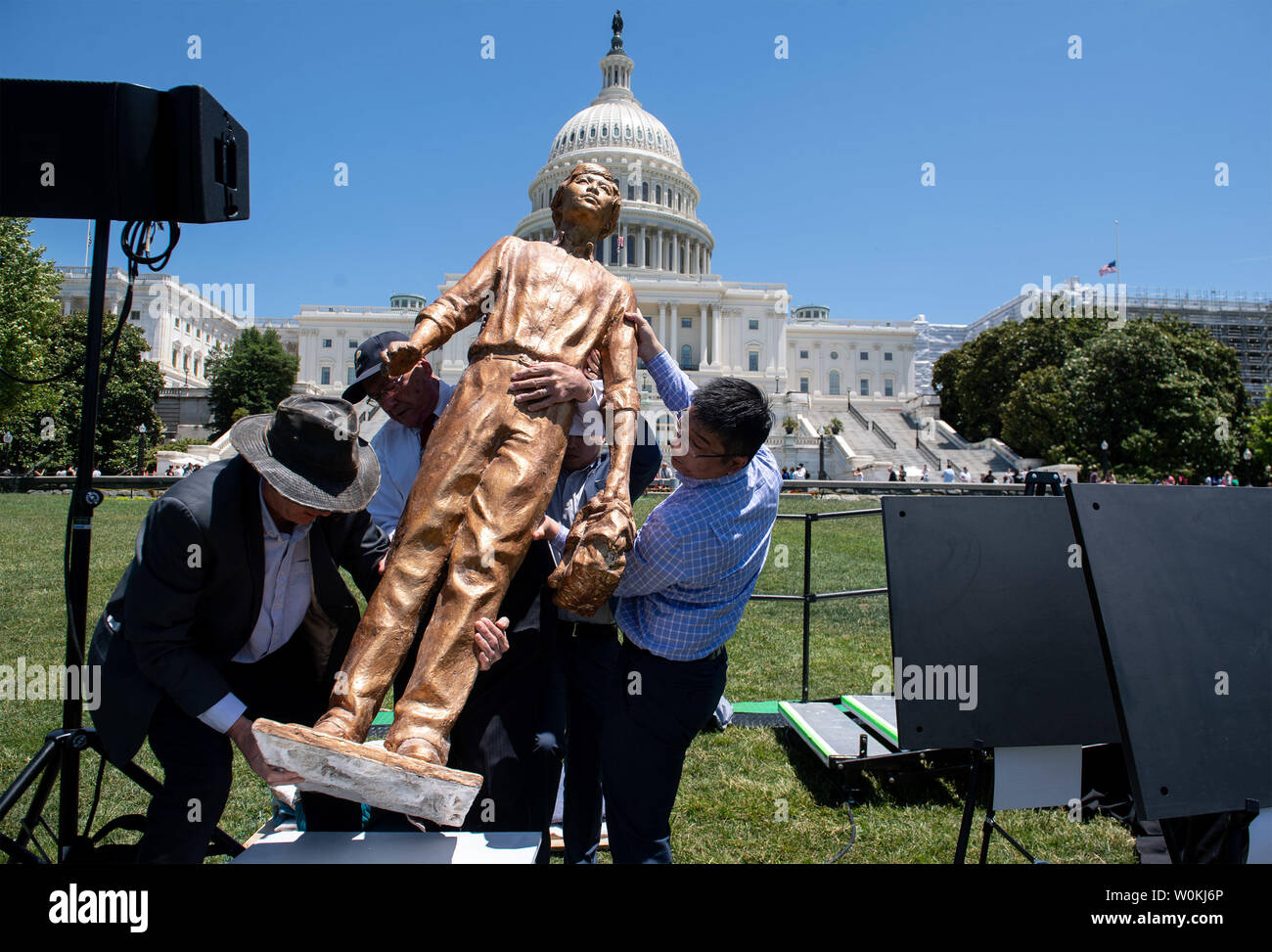 Arbeitnehmer bewegen Sie den Tank Mann Statue die Erinnerung an das Massaker auf dem Platz des Himmlischen Friedens auf einer Veranstaltung für den 30. Jahrestag des Tiananmen Square, auf dem Kapitol in Washington, D.C. am 4. Juni 2019. Foto von Kevin Dietsch/UPI Stockfoto