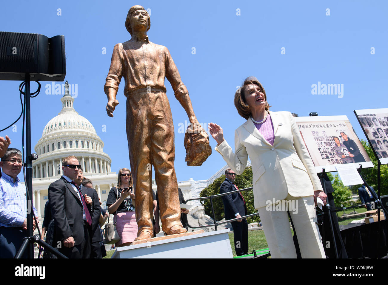 Sprecher des Repräsentantenhauses, Nancy Pelosi, D-CA, spricht neben einer Statue der Demonstrant, der von einem Tank in das Massaker auf dem Platz des Himmlischen Friedens war während einer Veranstaltung erinnern an den 30. Jahrestag des Tiananmen Platz gewidmet und für ein Ende der angeblichen Menschenrechte Ungerechtigkeiten und der kommunistischen Herrschaft in China, im US-Kapitol in Washington, D.C. am 4. Juni 2019. Foto von Kevin Dietsch/UPI Stockfoto