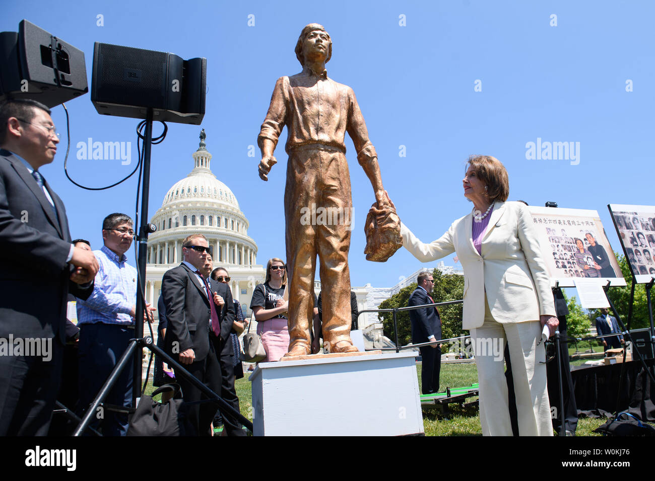 Sprecher des Repräsentantenhauses, Nancy Pelosi, D-CA, spricht neben einer Statue der Demonstrant, der von einem Tank in das Massaker auf dem Platz des Himmlischen Friedens war während einer Veranstaltung erinnern an den 30. Jahrestag des Tiananmen Platz gewidmet und für ein Ende der angeblichen Menschenrechte Ungerechtigkeiten und der kommunistischen Herrschaft in China, im US-Kapitol in Washington, D.C. am 4. Juni 2019. Foto von Kevin Dietsch/UPI Stockfoto